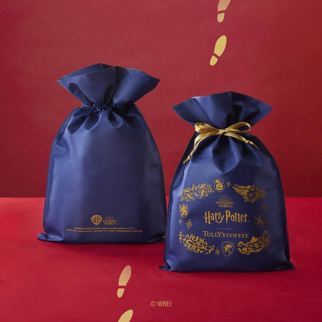 のインスタグラム：「🦉  ＊゜＿＿＿＿＿＿＿＿＿⚡  ハリー・ポッター ギフトバッグ（ネイビー）  🏰＿＿＿＿＿＿＿＿＿＊゜  クリスマスや年末年始のギフトにぴったり‼ ハリー・ポッターデザインのギフトバッグです。 親しい友人やご家族へのプレゼントにおすすめです😄  #タリーズハリポタコラボ #タリーズ #ハリポタ #ハリーポッター」