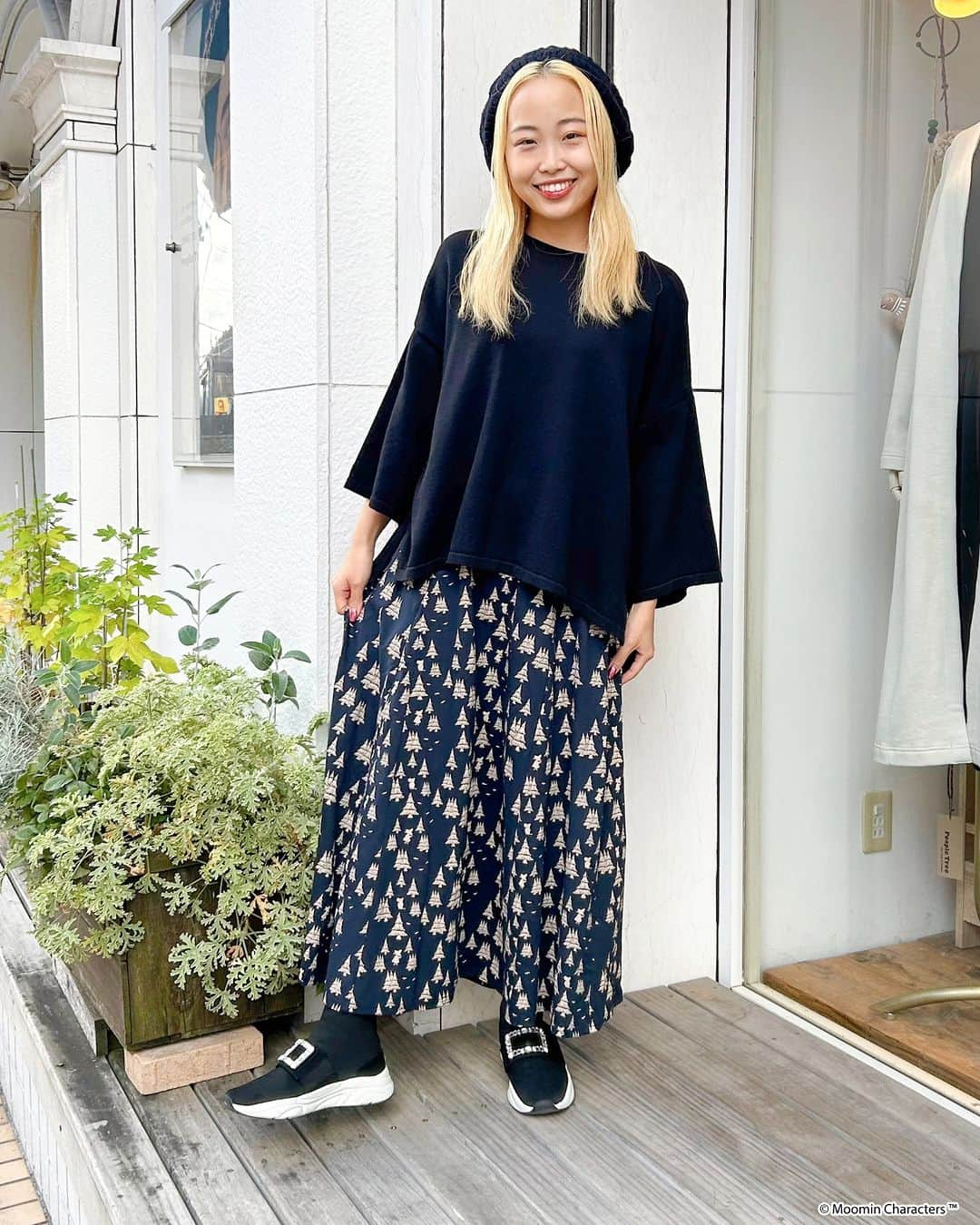 ピープルツリー公式アカウントのインスタグラム：「ショップスタッフ( @peopletree_shop ) コーディネート🌟 今回はスタッフたちのお気に入りアイテムを使ったコーディネートをご紹介します。  VOL.3 『ムーミン オーガニックコットン天竺マーメイドスカート』 自由が丘店 ヨコヤマ (153cm) より📢  「たっぷり生地のスカートは動くと揺れてそよぎます。なのにウエストまわりはすっきり。なぜ？腰骨より少し下あたりの位置から生地を足しているのです！ つまりお腹まわりにギャザーやタックがなくすっきり、すごくきれいなシルエットなんです。プラスして、ネイビーと生成りの色合わせ。 そのデザインのあれこれが大人かわいい、を作り出しています。 ムーミンにオーガニックコットンのニットをあわせたコーディネートを2つ。色や使う小物が違うと素材が同じでも印象が違ってきます。」  -----  1枚目 【まずはブラック系を。のんびりお散歩したくなるようなコーディネートです。】 top: オーガニックコットンニットボクシートップ Mサイズ 税込¥10,780 skirt: ムーミン オーガニックコットン天竺マーメイドスカート Mサイズ(ワンサイズ) 税込¥10,780 fashion goods: 手編み透かしフェアアイルベレー帽 税込¥4,620  2枚目 【しっとりとベージュ系。エレガントにもなるムーミンプリント！】 top: オーガニックコットンニットタートルネック Mサイズ 税込¥13,200 skirt: ムーミン オーガニックコットン天竺マーメイドスカート Mサイズ(ワンサイズ) 税込¥10,780 scarf: 手織りコットン＆ヤクウールストール 税込¥17,600  #ピープルツリー #peopletree #フェアトレード #FairTrade #オーガニック #オーガニックコットン #エシカル #エシカルファッション #サステナブル #サステナブルファッション #SDGs #Organic #SustainableFashion #Ethical #EthicalFashion #organiccotton #23aw #秋コーデ #秋服 #スタッフコーデ #今日のコーデ #コーディネート #ムーミン #moomin」