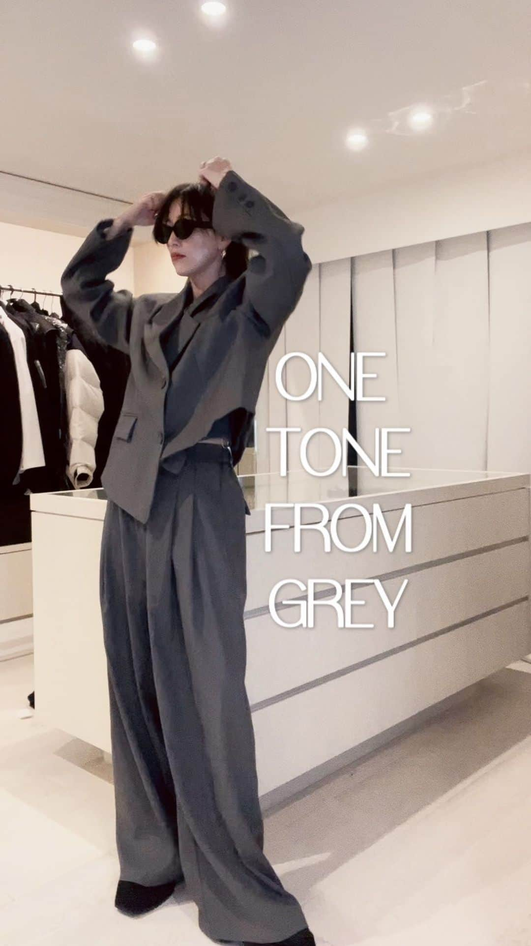 山本優希のインスタグラム：「One tone from grey🩶  たまには家のクローゼットから！  なんとこのセットアップ、 上下で¥12,000 ‼️ プライス的に主婦に嬉しい価格帯✨  #bratop @scuu.official  #setup @sh_ki_jp  #best  @timelesswomen_official  #Wallet @jilsander  #boots  @sh_ki_jp  #acc  @sh_ki_jp  #30代コーデ#30代ファッション#ママコーデ#ママファッション#セットアップコーデ#セットアップ#ワントーンコーデ#グレー#グレーコーデ#パンツコーデ#パンツスタイル#2023aw#秋コーデ#秋服コーデ#私服#outfit#主婦コーデ」