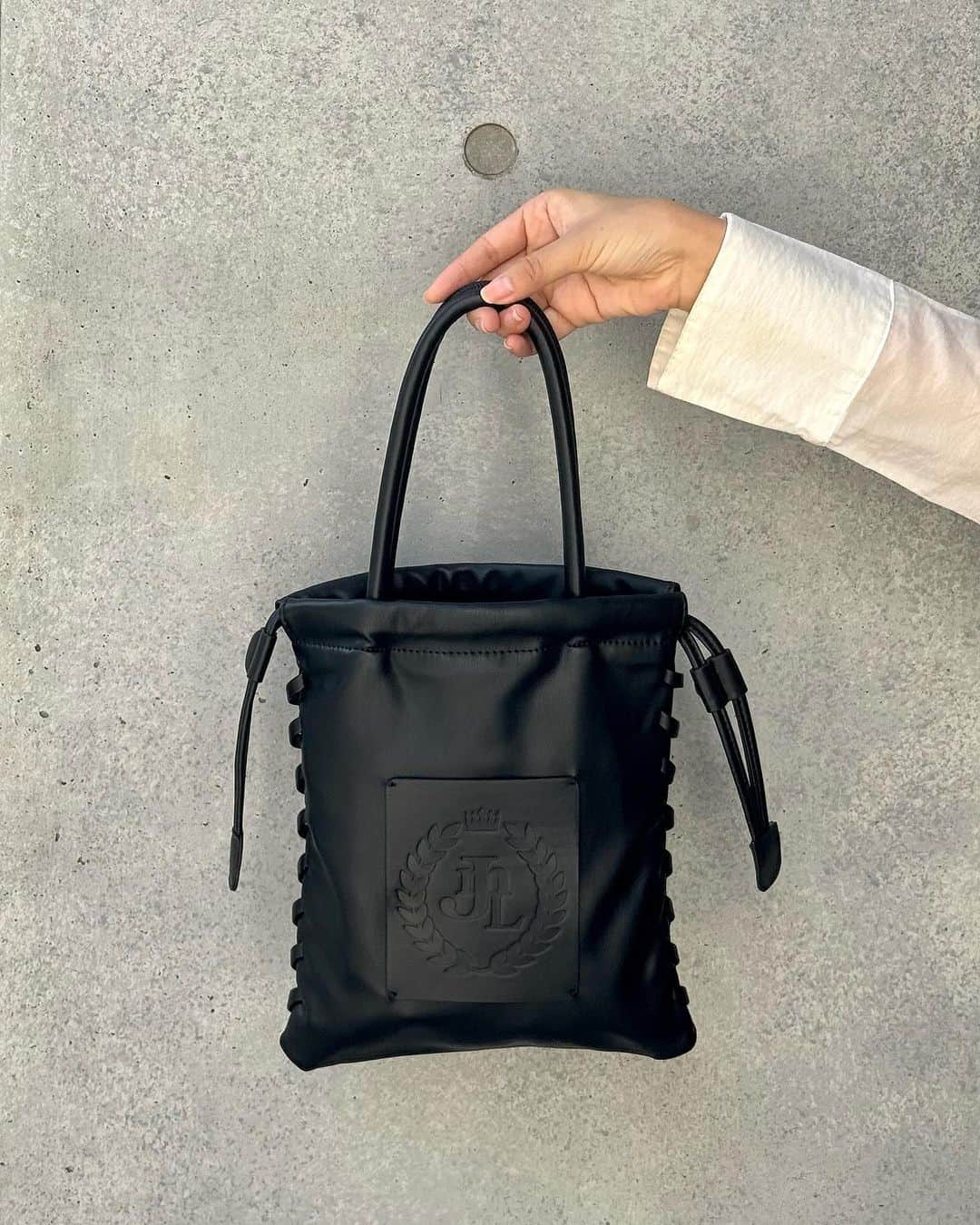 熊江琉唯のインスタグラム：「New Bag🖤  前使ってた黒いバッグが古くなっちゃったので このワンポイントロゴが可愛いバッグお迎えできて嬉しい😚🫶  サイズ感も丁度良くて色んなコーデに合うから また別の投稿で紹介します🙈🖤  #提供 #jumelle #bag #バッグ #ハンドバッグ #ショルダーバッグ #fashion #カジュアルコーデ」