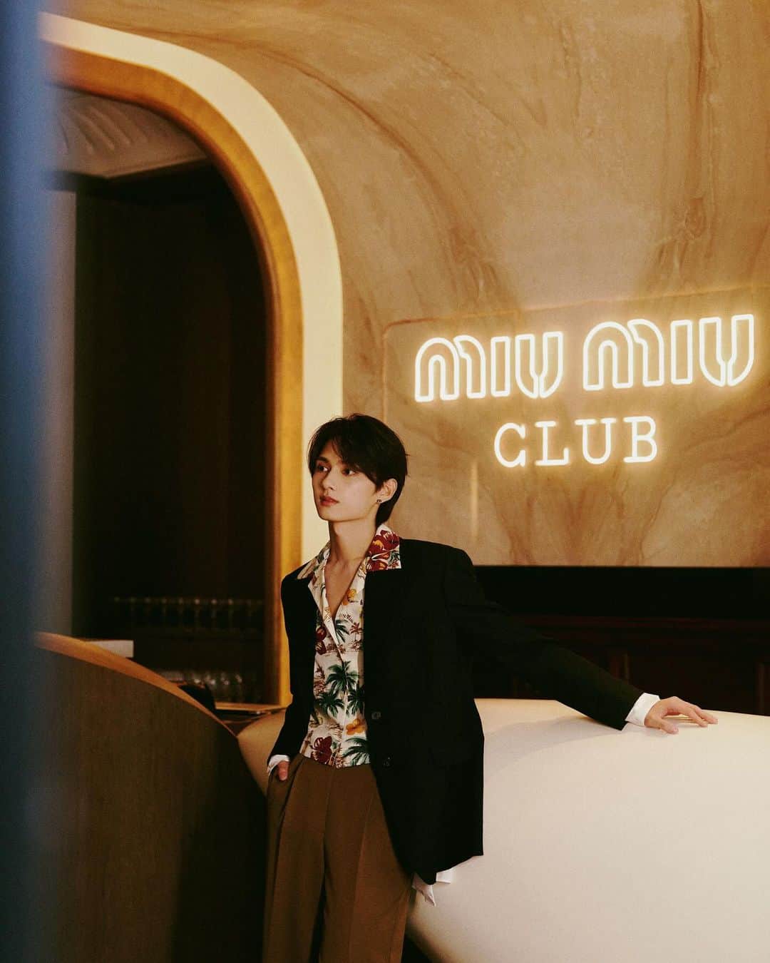 JUNさんのインスタグラム写真 - (JUNInstagram)「자유로운 홀리데이 시간을 즐기세요🍸🎵 @MiuMiu #MiuMiuClubShanghai」11月10日 11時43分 - junhui_moon