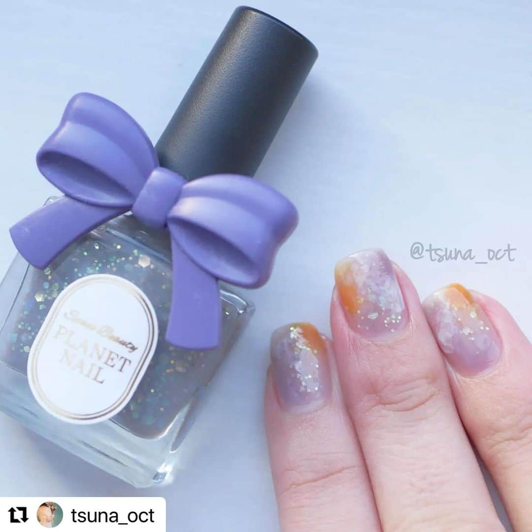 【PLANET NAIL（プラネット ネイル）】公式さんのインスタグラム写真 - (【PLANET NAIL（プラネット ネイル）】公式Instagram)「✰✰✰✰✰✰✰✰✰✰✰✰✰✰✰ PLANET Girl🪐 @tsuna_oct さま♡  PLH04 エトワールグレー を使った大人可愛いネイルデザインを ご紹介します😌🩷🩷🩷  ハロウィン用にデザインされたものですが このカラーバランスとかマーブル感とか たまらなく可愛くて🥺🥺🥺 ╍ ╍ ╍ ╍ ╍ ╍ ╍ ╍ ╍ ╍ ╍ ╍ ╍ ╍ ╍ ╍  💅🏻💅🏻⁡ ⁡.⁡ ⁡⁡ ⁡ #planetハロウィンコンテスト2023 🎃🦇⁡ ⁡今月いっぱいまで開催中です✨✨⁡ ⁡.⁡ 私たち #プラネットガール2023 も審査員を務めさせていただきます🥹⁡ ⁡既にたくさんの方が参加してくださってて、どれも素敵ネイルばかりでわくわくが止まりません🥺🫧⁡ ⁡景品めちゃくちゃ豪華なので、まだの方もぜひ！参加してみてくださいね💭💭⁡ ⁡.⁡ ⁡⁡ ⁡今日のネイルは、 #ハロウィンネイル 🎃👻⁡ ⁡ #エトワールグレー にオレンジとパープル、ホワイトをもやっとさせたシンプルネイルです🧡💜⁡⁡ 右手ネイルなのでシンプルめに仕上げましたが、お気に入りが出来ました🔥 ⁡.⁡ ⁡⁡ ⁡使用品は、⁡ ⁡・@planet.jp ⁡ ⁡ #プラネットネイル PLH04 エトワールグレー⁡ ⁡・@parado_nailbu ⁡ ⁡ #parado  #アサヤケソーダ  #サンストーン .⁡ ⁡・@ohanamahaalo   #オハナマハロ OH-017⁡ ⁡です🦇🦇⁡ ⁡.⁡ ⁡⁡ ⁡ #パラドゥミニネイル のカラーたちの中から、透け感のあるものを選んだので左手でも簡単にぼかせてよかったです🫶🏻🫶🏻✨⁡ ⁡.⁡⁡ ⁡ ⁡この前アフヌン行った時にりんりんがくれた、クッキーとも一緒に写真撮ってみました👏🏻⁡ ⁡クッキーめっちゃ美味しかったー！りんりんありがとう🥹🫶🏻🫶🏻⁡⁡ ⁡@misa_rin1129 .⁡ ⁡⁡ ⁡ #tsuna_planetnail  #planetnail ⁡ ⁡ ⁡.⁡ ⁡⁡ ⁡ #tsuna_naildesign  #ニュアンスネイル  #簡単ネイル  #時短ネイル  #初心者ネイル  #セルフネイル初心者  #セルフネイル  #ポリッシュネイル  #マニキュアネイル  #プチプラネイル  #コンビニネイル  #ohanamahaalo  #パラドゥ  #パラドゥネイル部  #秋ネイルデザイン  #秋ネイル2023  #ハロウィンネイル2023  #Selfnail」11月10日 11時38分 - planet.jp