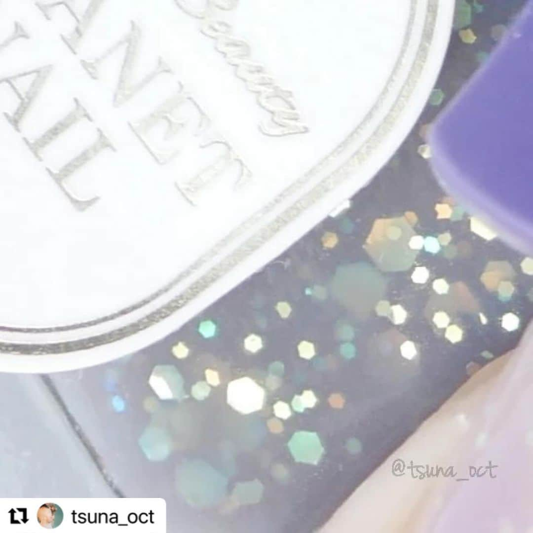 【PLANET NAIL（プラネット ネイル）】公式さんのインスタグラム写真 - (【PLANET NAIL（プラネット ネイル）】公式Instagram)「✰✰✰✰✰✰✰✰✰✰✰✰✰✰✰ PLANET Girl🪐 @tsuna_oct さま♡  PLH04 エトワールグレー を使った大人可愛いネイルデザインを ご紹介します😌🩷🩷🩷  ハロウィン用にデザインされたものですが このカラーバランスとかマーブル感とか たまらなく可愛くて🥺🥺🥺 ╍ ╍ ╍ ╍ ╍ ╍ ╍ ╍ ╍ ╍ ╍ ╍ ╍ ╍ ╍ ╍  💅🏻💅🏻⁡ ⁡.⁡ ⁡⁡ ⁡ #planetハロウィンコンテスト2023 🎃🦇⁡ ⁡今月いっぱいまで開催中です✨✨⁡ ⁡.⁡ 私たち #プラネットガール2023 も審査員を務めさせていただきます🥹⁡ ⁡既にたくさんの方が参加してくださってて、どれも素敵ネイルばかりでわくわくが止まりません🥺🫧⁡ ⁡景品めちゃくちゃ豪華なので、まだの方もぜひ！参加してみてくださいね💭💭⁡ ⁡.⁡ ⁡⁡ ⁡今日のネイルは、 #ハロウィンネイル 🎃👻⁡ ⁡ #エトワールグレー にオレンジとパープル、ホワイトをもやっとさせたシンプルネイルです🧡💜⁡⁡ 右手ネイルなのでシンプルめに仕上げましたが、お気に入りが出来ました🔥 ⁡.⁡ ⁡⁡ ⁡使用品は、⁡ ⁡・@planet.jp ⁡ ⁡ #プラネットネイル PLH04 エトワールグレー⁡ ⁡・@parado_nailbu ⁡ ⁡ #parado  #アサヤケソーダ  #サンストーン .⁡ ⁡・@ohanamahaalo   #オハナマハロ OH-017⁡ ⁡です🦇🦇⁡ ⁡.⁡ ⁡⁡ ⁡ #パラドゥミニネイル のカラーたちの中から、透け感のあるものを選んだので左手でも簡単にぼかせてよかったです🫶🏻🫶🏻✨⁡ ⁡.⁡⁡ ⁡ ⁡この前アフヌン行った時にりんりんがくれた、クッキーとも一緒に写真撮ってみました👏🏻⁡ ⁡クッキーめっちゃ美味しかったー！りんりんありがとう🥹🫶🏻🫶🏻⁡⁡ ⁡@misa_rin1129 .⁡ ⁡⁡ ⁡ #tsuna_planetnail  #planetnail ⁡ ⁡ ⁡.⁡ ⁡⁡ ⁡ #tsuna_naildesign  #ニュアンスネイル  #簡単ネイル  #時短ネイル  #初心者ネイル  #セルフネイル初心者  #セルフネイル  #ポリッシュネイル  #マニキュアネイル  #プチプラネイル  #コンビニネイル  #ohanamahaalo  #パラドゥ  #パラドゥネイル部  #秋ネイルデザイン  #秋ネイル2023  #ハロウィンネイル2023  #Selfnail」11月10日 11時38分 - planet.jp