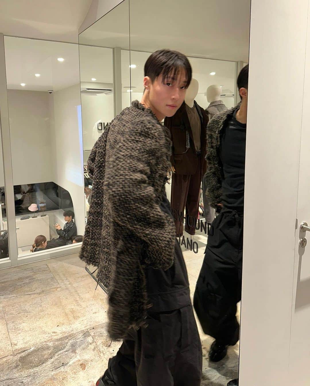 イギョムのインスタグラム：「민혁이가 좋아하는 핫한 브랜드…🔥 thx for inv.  @magliano.insta @tomgreyhound」
