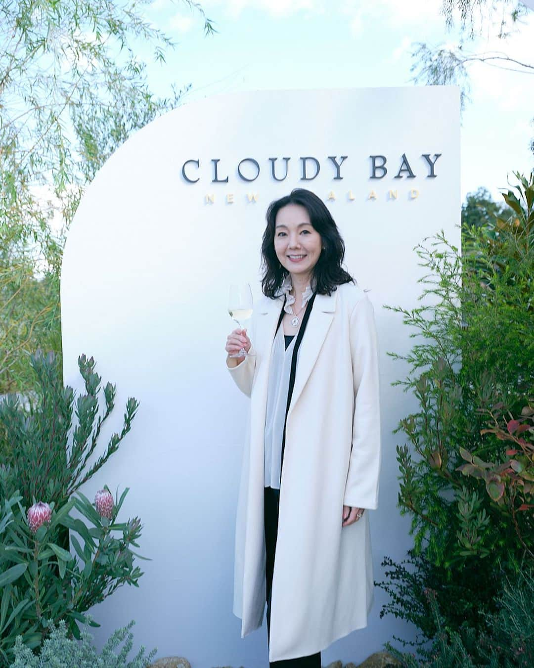 とよた真帆さんのインスタグラム写真 - (とよた真帆Instagram)「夢のようなイベント 「Wonder Scape by CLOUDY BAY（ワンダー スケープ バイ クラウディーベイ）」イベントにお招き頂きました。  集合場所からご用意してくださった車に乗り、行き先は告げられず、、都会を抜け、海を渡り、着いたのは‥  緑溢れた草原に設えられた長いテーブル。動物たちの声。 野草をイメージした可愛い花々。  そしてクラウディーベイにぴったりと合ったお料理と音楽🎵  こんな素晴らしい演出をなさるクラウディーベイさんのセンスの良さに感激しつつ、、  子供の頃にこんなガーデンパーティを洋書で見て憧れていたな、とふと思い出しました。  晴天の中、光に包まれて これからの人生も心地よい空間、体験を自ら作って"本当の豊かさ""幸せな時間"を重ねて謳歌していきたいと心から思えましたよ。  俳優の別所哲也兄とお久しぶりに横になり、皆様含めて和気藹々な会話、、次回は皆んなでクラウディーベイを飲みながらのお食事、スナック巡りまでお約束😉  こんな出会いが人生を豊かにしてくれます。  あらためてクラウディーベイ様 "人生を謳歌する"体験をありがとうございました🥰  ワインが最高だったのは言うまでもありません。特に気に入ったのは2023年のソービニオンブラン！  グラスに注いだ瞬間の香り、味✨ 最高！！  @cloudybay   https://www.instagram.com/cloudybay/  #CloudyBay #クラウディーベイ #Wonderscape #DrinkResponsibly #ワイン  #ニュージーランド  #happy  『タイアップ投稿』 #AD #promotion」11月10日 11時41分 - maho_toyota