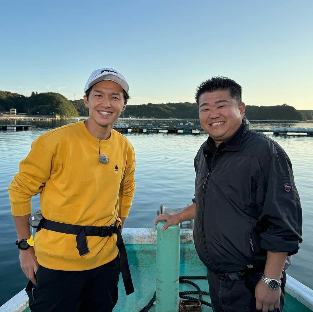山中真のインスタグラム：「・ 最高級の牡蠣ブランド 的矢かきを生中継。  栄養豊富な的矢湾の 佐藤養殖場、 その創業者佐藤忠勇さんは 近代牡蠣養殖の技術を確立し さらに生食できる技術も開発、 特許を取りながらも 無償で全国に広めたという すんばらしい方です。  今も1つ1つ手作業で 美しく美味しく安全に 生食専門で牡蠣を養殖、 臭みもえぐみもなく 甘味旨味が強くて まぁ美味しいこと！  テラス席では 牡蠣のコースも。 旨味のミルク、 うまみるくを皆さんも是非♪  #mbs #よんチャンtv  #毎日生中継 #山ちゃん中継 #的矢かき　#佐藤養殖場 #的矢かきテラス  #佐藤忠勇」