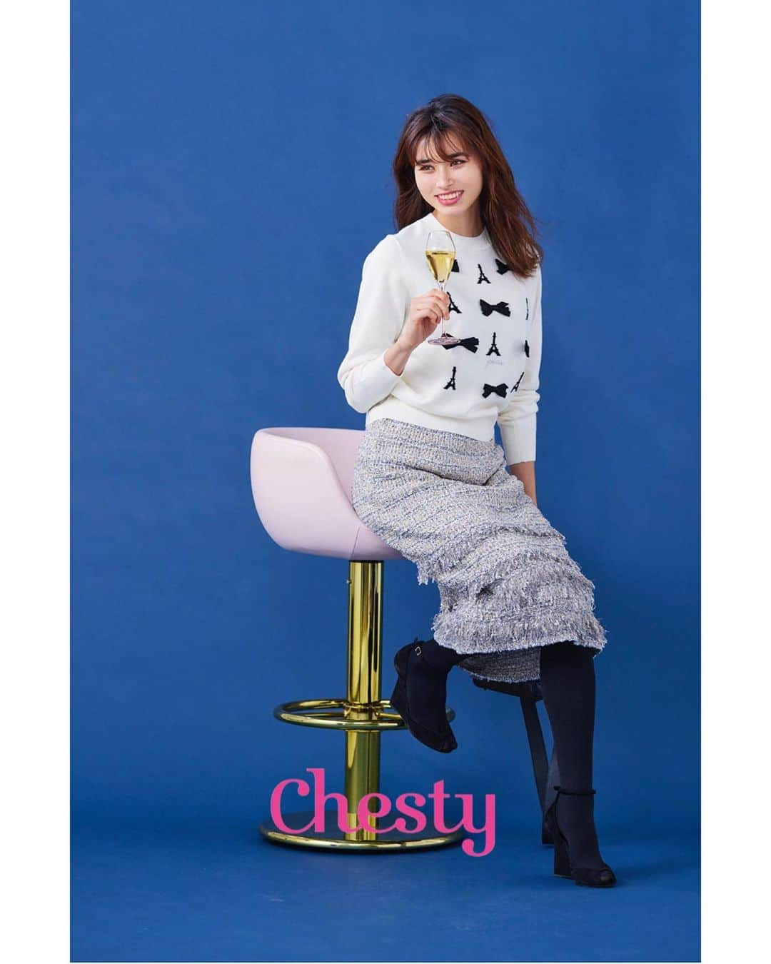 のインスタグラム：「［ New Item ］  毎年大人気のChestyパリニット🇫🇷  エッフェル塔と立体的なリボンモチーフのリピート柄が、カジュアルになりすぎない大人の雰囲気を演出。  柔らかな肌触りのウール混ニットを採用。マットサテンリボンを使用し、“paris”の文字はシルバーのラメ糸刺繍で仕立てました🪡🩶  コンパクトなシルエットでエレガントにもカジュアルにも着こなすことができ、これからの季節に大活躍する一枚。  どんなテイストにも合わせやすいベーシックカラーと、神戸オンリーショップ・LIMITED SHOP限定で特別にボーダーをご用意しました。  ✔︎ PARISニット  【Color】  Black , White  【Size】  F  Online Shop : 11/14(火) 18:00 Release SHOP : In Store Now  #chesty #チェスティ」