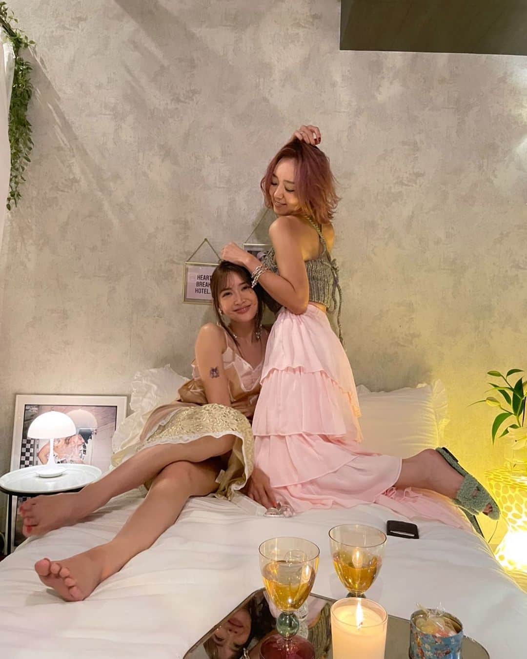 LiLyのインスタグラム：「紗栄子との 「深夜のガールズトーク」 対談エッセイ♡寄稿させていただきました。  ♡本日発売♡ @otonasweet ♡ オフショット🤳by @kayoko_watanabe 上手すぎ。  魅力キラキラの  @saekoofficial  その秘訣は 内側で、 より多くの方に 知って欲しいな。  うちらの友情の リアルを書きました。  精神的自立 は修行だけど 30代のうちには やらないと その後かなり痛いから  とか それくらいのリアル。  ちなみに紗栄子と いちゃつきまくったここは、 （いちゃついて、と指示がw オトナの保健室の㊙︎BEDです♡  ぜひ 雑誌 get して。  付録も鬼可愛♡  #mywork #エッセイ #紗栄子」