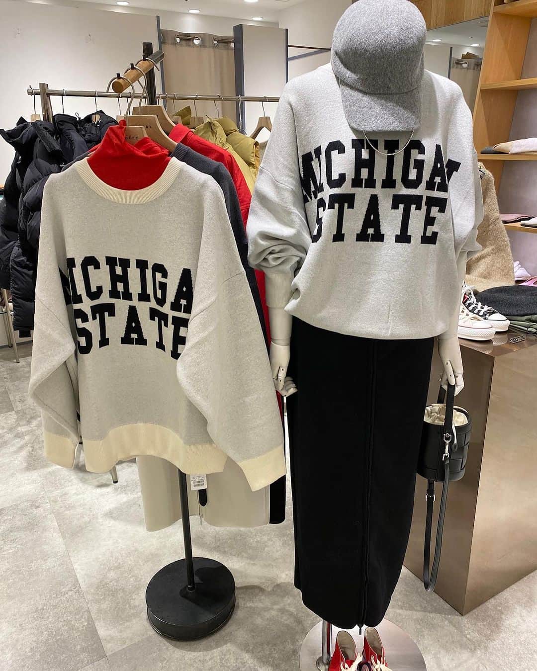 のインスタグラム：「只今、ルミネの店舗にて11/9(木)〜11/15(水)の期間でルミネカードでお買い求め頂くと10%OFFとなります。  是非お得なこの機会にチェックしてください。  ※撮影環境により、光の当たり具合で色味が違って見える場合があります。 あらかじめご了承下さい。  #SHENERY_official#SHENERY#coordinate#2023aw#shenery2023aw#大人シンプル#秋服コーデ＃冬服コーデ＃ニットコーデ#ニットベスト#秋コーデ#カーディガン#きれいめカジュアル #デニム#コンバース#大人カジュアル#カーディガンコーデ#スニーカーコーデ#ベストコーデ＃シャツコーデ#ブーツコーデ」