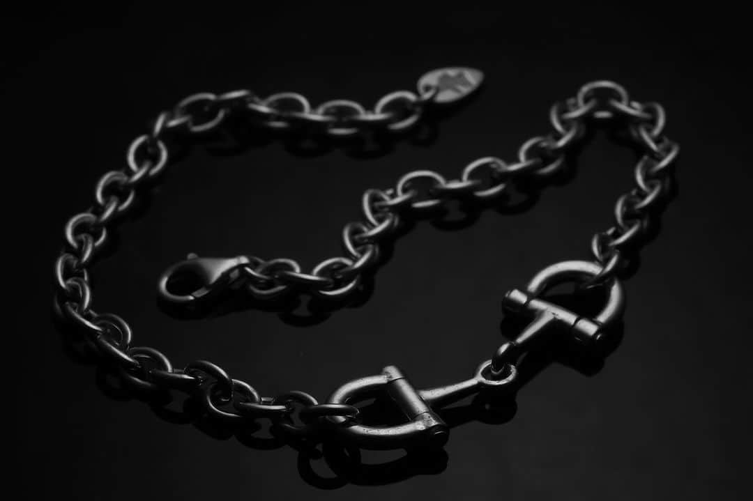 プエルタ・デル・ソルのインスタグラム：「♙ ♜ ♝ ♞ ♛ ♚ 【Horse Bit Bracelet】 シングルジョイントのビットにDリングのビットリングでまとめた洗練されたホースビットブレスレット✴︎✴︎✴︎ 馬具本来の質実剛健な作りはしっかりと再現しつつも、スタイリッシュモダンな仕上がり✴︎✴︎✴︎  BR1270/¥22,000  #PUERTADELSOL #プエルタ #プエルタデルソル #accessory  #jewelry #ジュエリー #アクセサリー #メンズアクセサリー #レディースアクセサリー #リング  #ring #necklace  #ネックレス #pierce  #ピアス  #bracelet  #ブレスレット #bangle  #バングル  #madeinjapan  #fashion  #tokyo #japan  #恵比寿 /03-5489-9470 @puertadelsol_official  #大阪 /06-6136-5345  @puertadelsol_osaka」