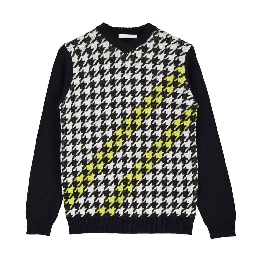 FIVESTARさんのインスタグラム写真 - (FIVESTARInstagram)「☆  -------- NEW ARRIVAL --------  ★ CHIDORI LINE KNIT ★  千鳥柄にイエローのラインがアクセントのVネックニット。 浅めのVネックなので風をしっかり防ぎ、寒くなるこれからの季節にも安心です☆  --------------------------------  ★ オンラインショップにてSALE開催中 ★ こちらの商品も対象です！ プロフィールのURLから是非お越しください☺︎☆  --------------------------------  ★ SHOP LIST ★  愛知県 セントクリークGC スズキゴルフ パインズGC  岐阜県 スプリングフィールドGC レイクグリーンGC  福岡県 ゴルフウェアショップ825 ザ・クイーンズヒルGC  大分県 G's Factory  宮崎県 ゴルフギャラリーTAKUMI  --------------------------------  #pga #lpga #ゴルフ #ゴルフウエア #ゴルフウェア #ゴルフ女子 #ゴルフ男子 #ゴルフ好き #ユニセックス #ユニセックスコーデ #カップルコーデ #ファイブスター #ファッション #アパレル #ゴルフアパレル #星 #5 #トップス  #ニット  #セーター  #千鳥  #千鳥柄  #ライン  #黄色  #golf #fivestar #five #star #골프 #高尔夫」11月11日 8時50分 - 5five_star5