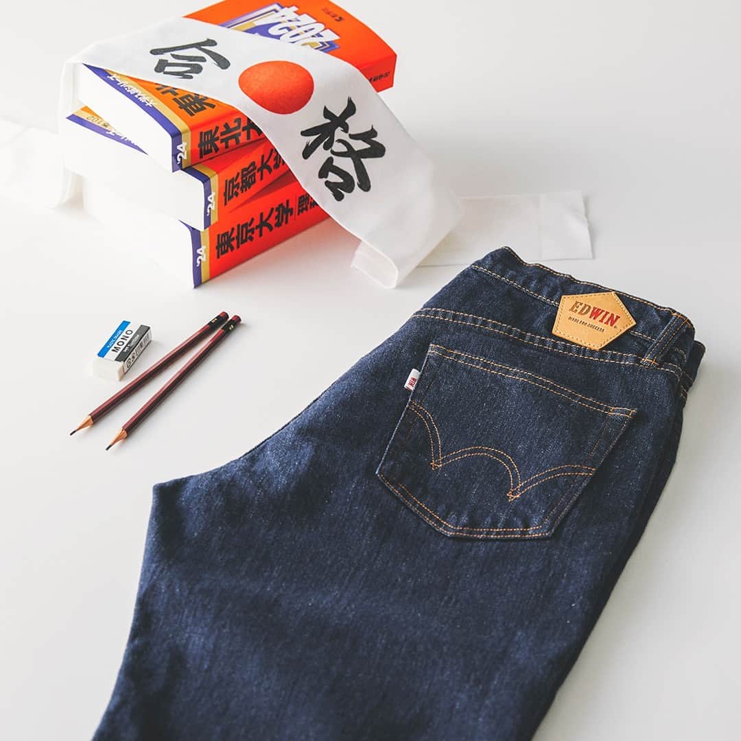 EDWINのインスタグラム：「. " 受験ジーンズ " . 「験(ゲン)担ぎ」という日本ならではの 文化・風習をエドウイン流に解釈した 受験生のためのジーンズ。 エドウインは受験生を応援しています。 ガンバレ受験生！ . - 受験ジーンズ、七つの験(ゲン)担ぎ - 一、色が "落ちない" デニム 二、五角 "合格" ラベル 三、"すべらない" テープ 四、"伸びる" ストレッチ素材 五、特製「(ED) "WIN"」タブ 六、"お守り" ポケット 七、穿きやすい "ストレート" シルエット」