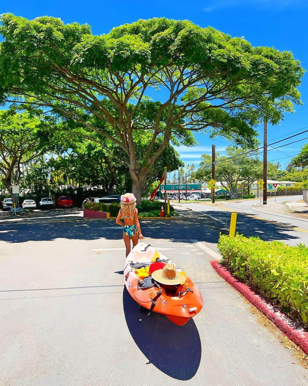 shihoのインスタグラム：「🧡👒🧡👒🧡 ・ カヤックをレンタルして カイルアビーチまでとことこ。 ・ 普段車で通る事が多い場所を ゆっくり景色を眺めながら歩くのは また違う景色と出逢えて良き♡ ・ カヤックには運びやすいように タイヤが取り付けてあるんだけど、 意外と重くて必死。笑 ・ #hawaii#islandofoahu#oahu#ハワイ#trip #オアフ島#travel#loco_hawaii#travel_jp #funtorip#タビジョ#旅MUSE#genic_travel #genic_mag#たびねす#旅行#genic_hawaii #kailua#カイルア#カイルアビーチ#sea#beach #kailuabeach#town#palmtrees#oahuhawaii #tabijyomap_hawaii#lealeahawaii#2023」