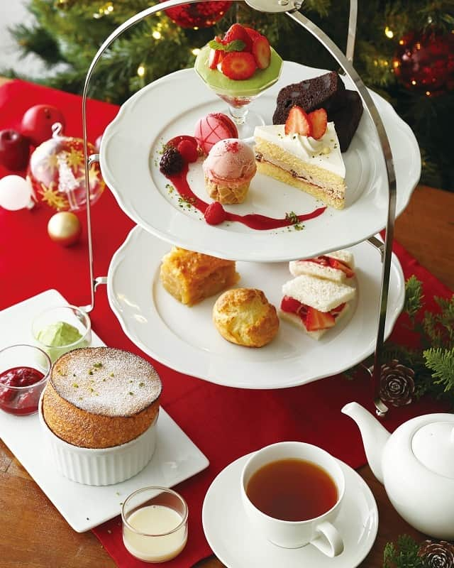 Afternoon Teaのインスタグラム：「. ＼11/13（12:00）事前Web予約スタート／ 2023/11/20～12/15の平日限定（各日11:15～13:15）で、事前Web予約制の「リュクス アフタヌーンティーセット」が丸の内新丸ビルに再登場！ 東日本ではここでしか味わえないクリスマスのティータイムを華やかに演出するスペシャルなアフタヌーンティーセットを、ポットにたっぷりの紅茶とともに、ぜひお楽しみください。 ご予約は11/13（12：00）から専用Webサイトにて受付をスタートします。  ▶詳しくは本日のストーリーズアーカイブ（XmasTEAROOM）、または、プロフィール（@afternoontea_official）のリンクからブランドサイトの特集ページをご覧ください。  --------------------------- 事前Web予約制 リュクス アフタヌーンティーセット --------------------------- 焦がしバターの香る焼き立てのスフレと、スイーツ７品、セイボリー１品をティーフリーでお楽しみいただける贅沢なアフタヌーンティーセット。 🎄Brown Butter Soufflé 下記の3品より1品お選びいただけます ・【季節限定】焦がしバターのスフレ ラズベリーとピスタチオ ・焦がしバターのスフレ 苺とシトロンミルクティー ・焦がしバターのスフレ アールグレイとオレンジ&キャラメル 🎄１st Plate（スイーツ5品） ・苺とアーモンドクランチのショートケーキ ・ストロベリージェラート ・ラズベリーマカロン ・苺とピスタチオのミニスイーツ ・マロンショコラのパウンドケーキ 🎄2nd Plate（スイーツ2品＋セイボリー1品） ・苺と生ハムのサンドイッチ ・スコーン ・アップルパイ 🎄Choice of Tea ・ティーフリー（定番紅茶や季節限定紅茶など、お好みのお茶をお好きなだけお楽しみください。）  ＜実施日時＞11/20～12/15（平日限定） 各日11:15～13:15 （※120分制、ティーフリーのラストオーダーは12:45） ＜展開店舗＞アフタヌーンティー・ティールーム 丸の内新丸ビル  ※事前Web予約制となります。店頭、お電話でのご予約は受け付けておりません。 ※写真はイメージです。 ※天候不良などにより、予告なく食材が変更になる場合がございます。あらかじめご了承ください。  #アフタヌーンティーティールーム #アフタヌーンティー #AfternoonTeaTEAROOM #AfternoonTea #アフタヌーンティーお茶時間 #スフレ #Soufflé #丸の内 ##東京 #丸の内カフェ #東京カフェ #teatime #ティータイム #アフタヌーンティーセット #ヌン活 #予約限定 #予約制 #クリスマス #クリスマス2023」