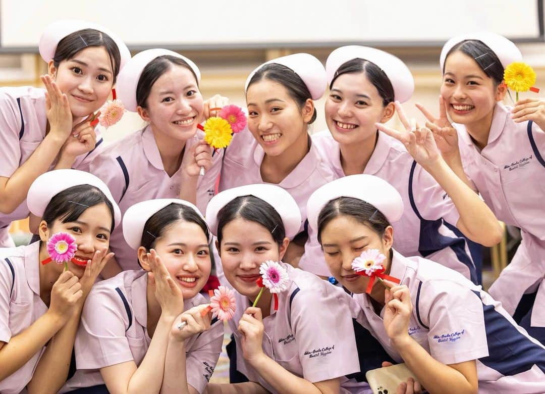 新大阪歯科衛生士専門学校【公式】のインスタグラム：「令和5年度 戴帽式🕯️  クラスメイトやご家族、 お世話になった先生たちと📸✨  涙あり笑顔ありの 感動的な1日でした😌」
