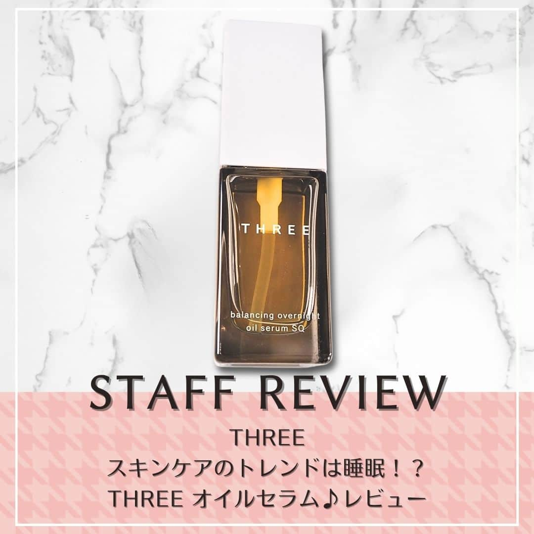 ISETAN MiRRORのインスタグラム：「【スキンケアのトレンドは睡眠！？THREE オイルセラム♪レビュー】    こんにちは！  イセタン　ミラー　ビューティ　スタイリストの北村（イエローベース・混合肌・奥二重）  です。    今回はこちら‼︎  THREEより新発売‼︎ バランシング オーバーナイト オイルセラム SQをレビューしていきます♪    ーTHREEー  バランシング オーバーナイト オイルセラム SQ  11,000円（税込）    【オススメポイント】　  ・肌の生まれ変わる力※と睡眠中の肌に注目したオイル美容液。  ※ターンオーバーのこと  ・睡眠に注目した香りをブレンド  →サンダルウッド、ネロリ、オレンジ果皮油  ・渋皮付きティーシードオイルが角層のすみずみまで浸透し潤いを閉じ込めるので翌朝、肌にハリ感が♪  ※保湿による    ・パルミチン酸レチノール配合  →レチノールの中でも安定性の高い成分  ハリのサポートをする      香りがとってもよくて私は大好きな美容液の一つです♪  秋冬のお肌にオイル美容液を取り入れてみては如何でしょうか？  ぜひ店頭でお待ちしております。     ✼••┈┈••✼••┈┈••✼••  「スタッフレビュー」は三越伊勢丹化粧品オンラインストアmeecoのWEBページに飛んでいただくとご覧いただけます📝✨ ハイライトからぜひチェックしてください✅  @isetanmirror    #イセタンミラースタッフレビュー  #isetanmirror  #イセタンミラー  #イセタンミラー推しコスメ  #THREE  #スリーコスメ」