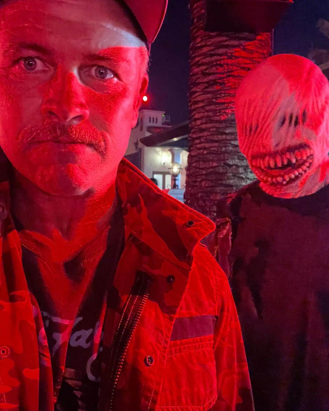 ルーク・ヘムズワースさんのインスタグラム写真 - (ルーク・ヘムズワースInstagram)「Halloween was a while back but this year it was so fun @movieworldaus I’m not still sleeping with the light on I swear」11月10日 11時57分 - hemsworthluke