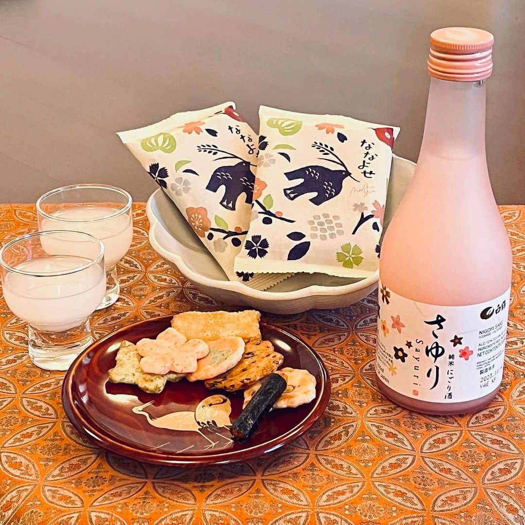 白鶴酒造株式会社さんのインスタグラム写真 - (白鶴酒造株式会社Instagram)「👯 【#おそろいの日】 明日、11月11日は、 神戸の#フェリシモさん が制定した「おそろいの日」！  当社は #とよす さんとお揃い投稿🍶🍘 とよすさんの洛味堂「#ななよせ 」は、 「上撰 白鶴 純米にごり酒 さゆり」のために 存在してくれているのでは！？ と浮かれてしまいそうなほどのおそろいっぷりです💕  👆色合い 👆パッケージデザインやあられのモチーフ 👆お米からできている  「#さゆり」の爽やかな甘味とすっきりとした味わいと、 ざらめなどの甘い味わいから、しょうゆやごまの香ばしい味わいまで ななつの味が楽める「ななよせ」は、ペアリングも◎でした。  みなさんも身近な「おそろい」探してみてはどうでしょう☆  ▽お揃いの日とは… 「11」と「11」で「おそろい」であることから 親子、兄弟、姉妹、友だちの コミュニケーションを拡げ、 一緒に楽しめる文化を創ることで、 世界がもっとHAPPYになってほしいとの 想いがめられています。  #日本酒 #白鶴 #hakutsuru #sake #おそろいの日 #おそろいの日大賞 #sayuri」11月10日 12時00分 - hakutsuru_official
