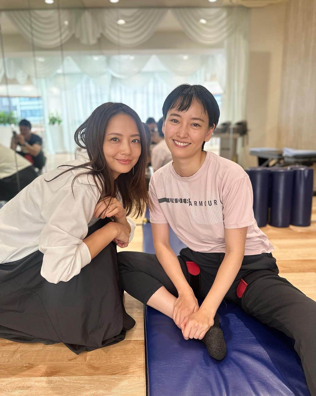 小野麻亜矢のインスタグラム：「先日、 スタジオに @natsuko_nagaike  なつこがトレーニングしに来る事になったので サプライズで登場！ からのマシンガントークが止まらず、 トレーニングしながらマシンガントークして爆笑して。 完全にトレーナーさんの邪魔してきました笑  がんばってた！ 4枚目の顔が好きです❤️ 本当はもっとキッと睨んだ顔も良かったんだけど 撮り逃したしまった。。。  @studiofit_toranomon   #パーソナルトレーニング #加圧トレーニング #健康なからだづくり #シェイプアップ #かつての戦友」