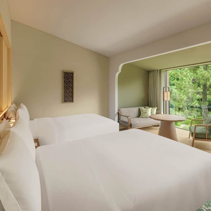 eclat.magazineのインスタグラム：「[今月の大人が行くべきホテル]  『紫翠 ラグジュアリーコレクションホテル 奈良』  奈良公園の西側、東大寺や春日大社にも近い緑豊かなエリアに『紫翠 ラグジュアリーコレクションホテル 奈良』が8月29日開業した。趣あるたたずまいのホテルには、自然と調和する客室が全43室。うち23室には専用温泉風呂または露天風呂が備わっている。大正時代に建てられた奈良県知事公舎をリノベーションしたメイン棟には、ダイニング「翠葉」、鮨＆バー「正倉」などが、敷地内には日本庭園「吉城園」や旧興福寺子院「世尊院」を活用したカフェもあり、滞在しながら奈良の自然や歴史、文化に触れることができる。夕暮れ時は、宿泊者限定のシャンパーニュのフリーフロータイムも魅力的。  奈良県奈良市登大路町62 TEL：075-744-0951（翠 SUI カスタマーエンゲージメントセンター〈宿泊予約〉）　 全43室　スタンダードツイン￥137,884〜 （1室2名利用の1室1泊料金、朝食つき、サ込） https://www.suihotels.com/shisui  #大人が行くべきホテル #ホテル #旅行 #奈良県  #shisuihotel #eclat #エクラ」
