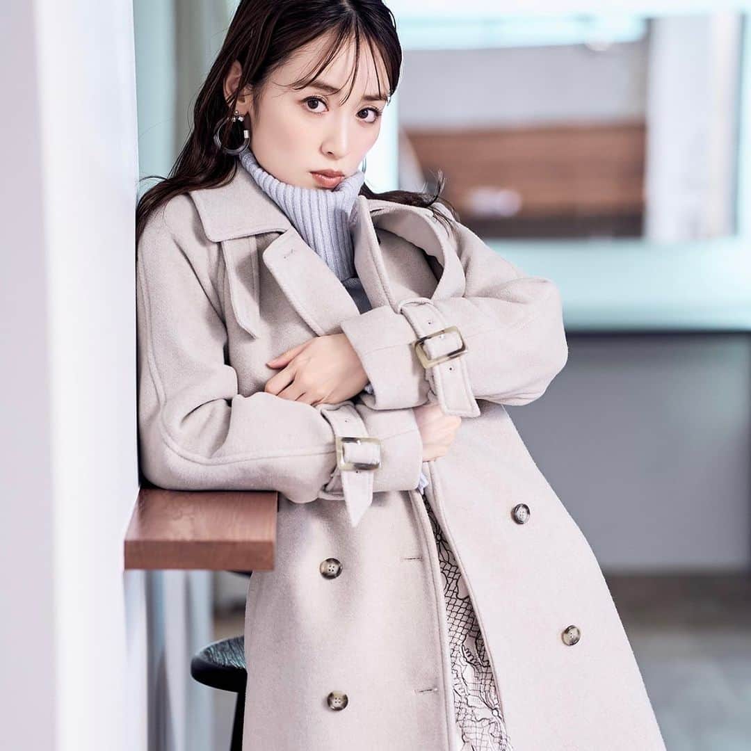 MERCURYDUOのインスタグラム：「《 WEB CATALOG INFO 》  ㅤ ✔11.10(FRI)release!! #泉里香 さんが着るMERCURYDUOの新作コレクション公開！  “New & Now”  ～spicy & feminineに新感覚のレディライク～  いつものフェミニンスタイルに 少しスパイスを効かせたラインナップ。  微配色のチュールスカートと ニットがドッキングされたワンピースから デコルテを覗かせたり、 ブラックのロングコートに トレンドのミニスカートを合わせたりと、 可愛らしさと色気が共存する コーディネートを披露しています。  ㅤ #RUNWAYchannel にて特集ページUP！ 泉里香さん着用アイテムを全店舗・ WEBにて販売開始！  ———————————————  人気スタッフのコーディネートはこちら ▶︎ @mercuryduo_stylingㅤㅤㅤㅤㅤㅤ  #MERCURYDUO #マーキュリーデュオ #RUNWAYchannel #泉里香 #mercuryduo_izumirika #mm_moteMAGAZINE  ———————————————」