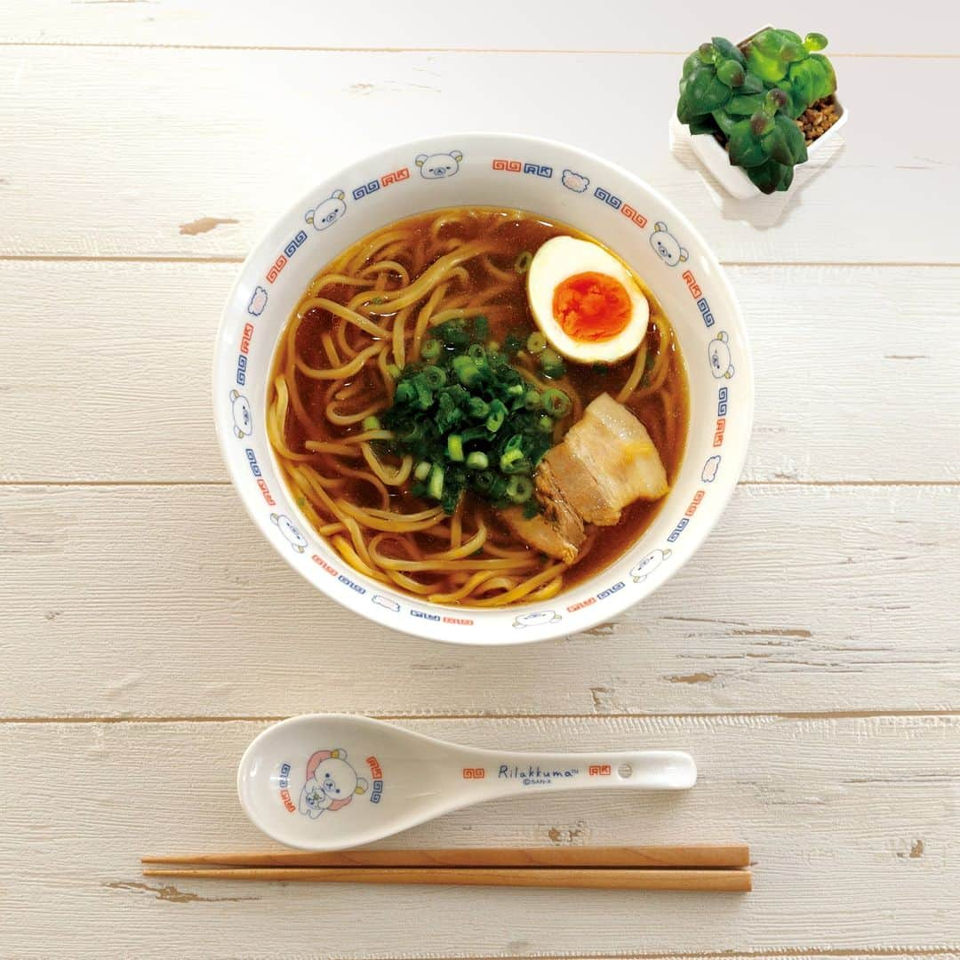 ☆期間限定リラックマ公式Instagram☆のインスタグラム：「🍜11月発売🍥  毎年人気のラーメンどんぶりに新デザインが登場！ 中華風なデザインがキュートなラーメンどんぶりと れんげのご紹介！🍜  れんげとセットで使うとさらにかわいい✨ リラックマと一緒にごはんの時間も楽しく過ごそう♪  #リラックマ #キイロイトリ #リラックマ20周年 #🍜 #ラーメン #らーめん #ラーメンどんぶり #どんぶり #食器 #かわいいものが好き #おいしい #rilakkuma #kiiroitori」