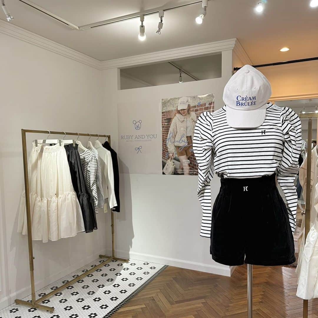 RUBY AND YOUのインスタグラム：「POP UP SHOP OSAKA  2023FW COLLECTIONを取り揃えて皆様のお越しをお待ちしております。  ━━━━━━━━━━━━━━━━ POP UP SHOP OSAKA ──────────────── ▪┈場所┈▪ 大阪府大阪市西区南堀江1-11-8 ルーブルコート南堀江#301  【心斎橋】駅より徒歩6分 【四ツ橋】駅より徒歩2分 【難波】駅より徒歩10分  ▪┈日程┈▪ 11/10(金)12:00-18:00 11/11(土)11:00-18:00 11/12(日)11:00-18:00 ※混雑時は店内の人数制限を設けさせていただきます。  ━━━━━━━━━━━━━━━━ ディレクターAMO来店イベント ──────────────── ▪┈日時┈▪ 11/12(日)13:00-17:00  ▪┈参加条件┈▪ 税込¥20,000以上お買い上げのお客様  ▪┈内容┈▪ ディレクターAMOと2ショット写真撮影をいたします。 お客様のスマートフォンまたはカメラにて2ショット記念撮影をさせていただきます。  ▪┈ご注意┈▪ ・お買い上げ後その場で写真撮影となります。 ・円滑なイベント進行のため、他のお客様のご迷惑となるような会話はお控えいただけますようお願い致します。 ・イベント開催時間外にご購入いただいたお客様は、開催時間内にレシートをご持参の上、再度ご来店頂けましたら撮影が可能です。 ・レシートを紛失した場合はイベントへご参加いただけません。予めご了承くださいませ。 ・イベント内容が変更となる場合がございます。予めご了承くださいませ。  ━━━━━━━━━━━━━━━━ POP UP SHOP限定ノベルティ ──────────────── ▪┈アイテム┈▪ オリジナルステッカー  ▪┈プレゼント条件┈▪ POP UP SHOPにて、RUBY AND YOUの商品をご購入のお客様  ▪┈定員┈▪ 先着100名様 ※先着のため、限定数に達し次第終了となります。  ━━━━━━━━━━━━━━━━ アーカイブイベント ──────────────── RUBY AND YOUのアーカイブ商品を集めたお買い得なスペシャルイベント開催  ・ ・ ・ 【お知らせ】 ・商品のご試着が可能ですが、1度に2点までとさせていただきます。ご試着の回数に制限はございませんが混雑時は制限させていただく場合がございます。 ・オンラインで完売している商品も入荷致します。 ・商品の数に限りがございます。売り切れの際はご了承くださいませ。 ・商品の完売情報はInstagramにてお知らせさせて頂きます。 ・入場の整理券配布はございません。混雑時は入場制限を行いますので、店外にてお並び頂く場合がございます。 ・各種クレジットカード、現金、電子マネー、Paypayでのお支払いが可能です。 ・ベビーカー、お子様連れのご来店も可能です。 ・通販およびお取り置きはお受けしておりません。 予めご了承いただけますようお願い致します。  #rubyandyou」
