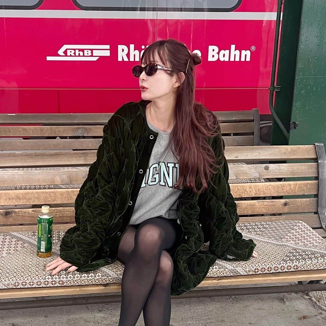 渡辺真実絵さんのインスタグラム写真 - (渡辺真実絵Instagram)「_ outer @amerivintage sweat @magicnumberjp sunglass @gentlemonster  bag @matinkim_magazine sneaker @mm6maisonmargiela  山の中寒いと思ったけどアウターなくてもよかった🙂 11月だよね？🙂笑」11月10日 12時10分 - mamu________________