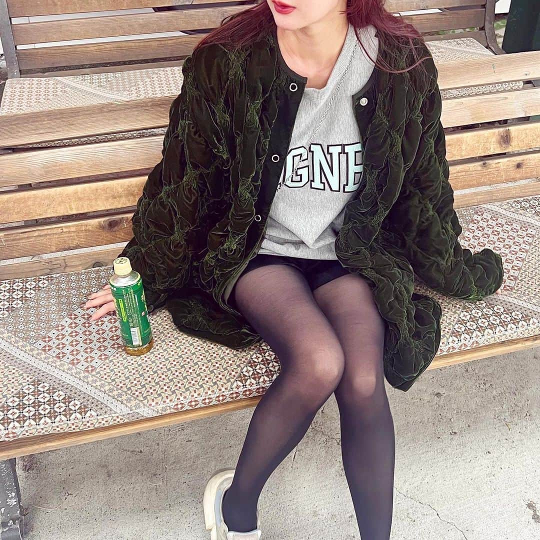 渡辺真実絵さんのインスタグラム写真 - (渡辺真実絵Instagram)「_ outer @amerivintage sweat @magicnumberjp sunglass @gentlemonster  bag @matinkim_magazine sneaker @mm6maisonmargiela  山の中寒いと思ったけどアウターなくてもよかった🙂 11月だよね？🙂笑」11月10日 12時10分 - mamu________________