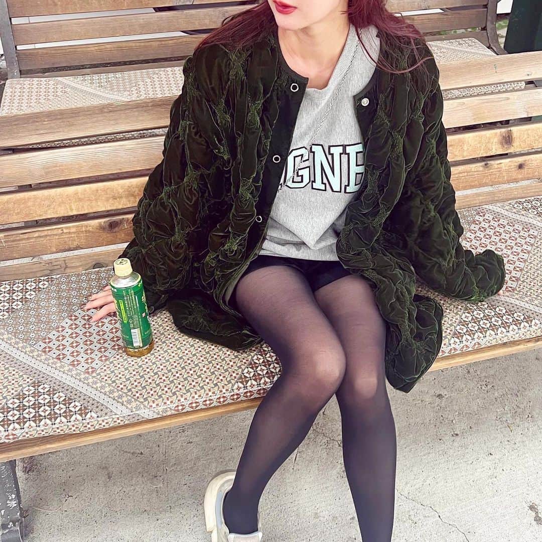 渡辺真実絵のインスタグラム：「_ outer @amerivintage sweat @magicnumberjp sunglass @gentlemonster  bag @matinkim_magazine sneaker @mm6maisonmargiela  山の中寒いと思ったけどアウターなくてもよかった🙂 11月だよね？🙂笑」