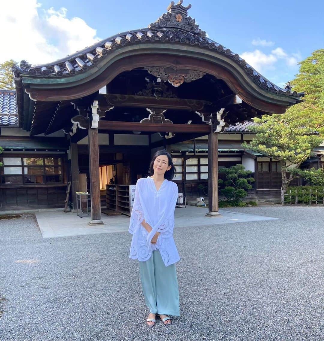 木村多江さんのインスタグラム写真 - (木村多江Instagram)「お城の 魅力 再発見しました。  #美の壺 #sp #城 #lephil #meer #houseoflotus #dianashose #vendomeaoyama 11/11（土）19:30~  今日は 私のいるところは 雨だけど  この撮影の日は 空を飛べそうな 金沢の空でしたよ。  心はいつも こんな青空で いたいですね。」11月10日 12時02分 - taekimura_official