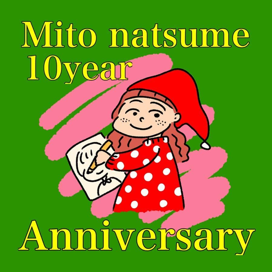 三戸なつめのインスタグラム：「おまたんせしました🪅 三戸なつめ10周年記念イベントの詳細です！！💝 チェック宜しくお願いします🎅🏻🪅🪅 ↓↓ 「三戸なつめ10year Anniversary 〜クリスマス添え〜」  日時：11/23 (木)〜11/26(日) 時間：23日(木)12:00-19:00／24日(金),25日(土),26日(日)11:00-19:00 場所：150-0001 東京都渋谷区神宮前3-21-8 1階 A.F GALLERY  入場料：無料  イベントについて： 芸能活動10周年を記念したイベント「三戸なつめ10year Anniversary 〜クリスマス添え〜」では、三戸なつめデザインオリジナルグッズの販売の他、スペシャル企画“三戸ちゃんの似顔絵屋さん”を開催。ご予約いただいた方の似顔絵をその場で描かせていただきプレゼントします。  今回のイベントでは、お買い上げ金額に関わらずグッズをお買い上げいただいた方に10周年記念ステッカーをプレゼント！ さらに、税込¥5,000以上お買い上げいただいた方は、三戸なつめとの2ショット撮影が出来ます！(お客様のスマホでの撮影(1回)のみとさせていただきます。)  スペシャル企画“三戸ちゃんの似顔絵屋さん”をご予約いただいた方は似顔絵のプレゼントと、三戸なつめとの2ショット撮影が可能です！(お客様のスマホでの撮影(1回)のみとさせていただきます。)  似顔絵屋さんについてはこちら↓ 三戸ちゃんの似顔絵屋さん 各日程、11月11日(土)19:00よりご覧いただけるご予約フォームより先着順にてご参加いただけます。 参加費用：￥3,000  イベント注意事項： ・当イベントは予告なくお時間を変更させていただく場合がございます。 ・期間中多くのお客様のご来場が予想されるため、長時間のご滞在はご遠慮ください。 ・会場付近での場所取り、座り込みなどの行為は近隣住民の皆様や他のお客様のご迷惑となりますので、ご遠慮ください。 ・混雑状況により入場規制をかけさせていただく場合がございます。 ・会場内への飲食のお持ち込みはご遠慮ください。  #mito_natsume」