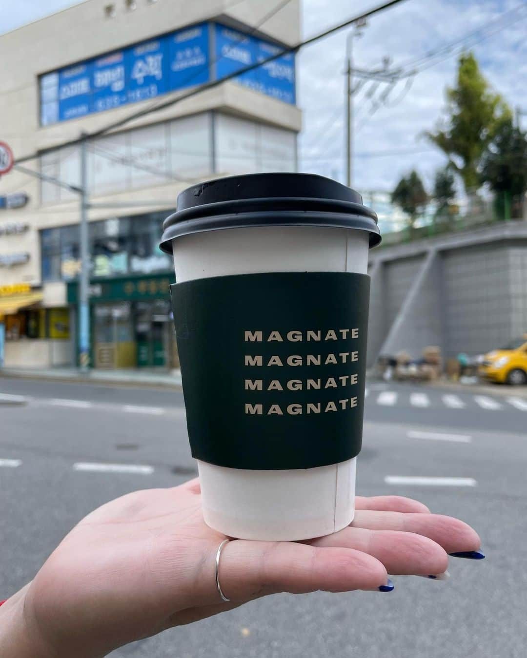 菊田あや子さんのインスタグラム写真 - (菊田あや子Instagram)「ジミンパパに会った❣️きゃあ  朝のMagmate cafe  パパが入れた☕️  私達にたっぷりサイン✍️して下さり、🇯🇵アミにパパからの感謝の気持ちをくださり  ハグもしました❣️😍きゃあ〜  ツアー参加者さん、全員　夢のような🥰🥰🥰　写真は🈲ですよパパの  ジミンちゃんによく似てて、息子の夢を支えたアボジ☺️  また12月、1月ツアーでも、、⭐️  わたし、引きが強いから💪会えるかな〜  うちのツアー日程教えちゃいました  パパが、その時わたし　居るかも！　って🥰」11月10日 12時03分 - ako.ayakokikuta