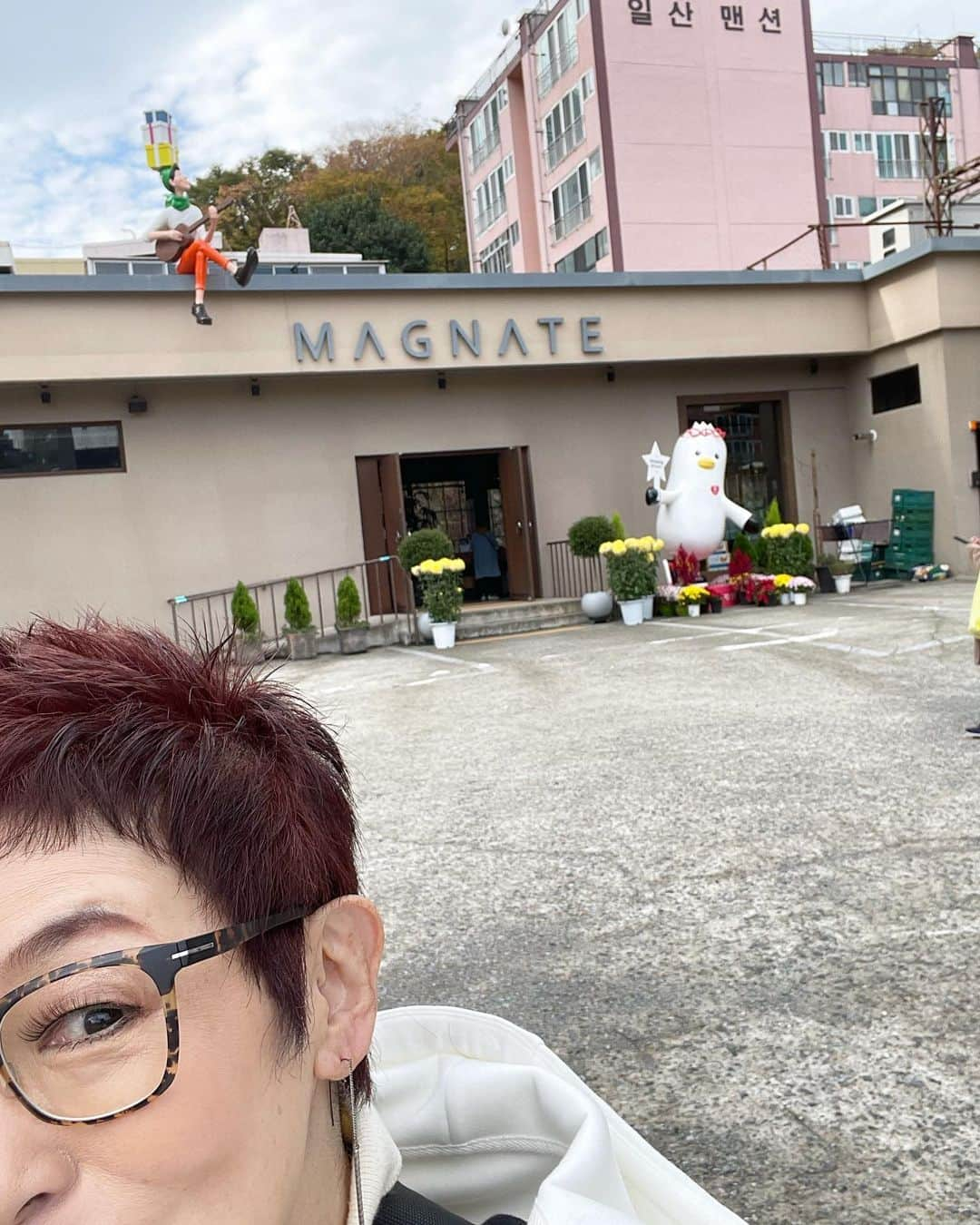 菊田あや子さんのインスタグラム写真 - (菊田あや子Instagram)「ジミンパパに会った❣️きゃあ  朝のMagmate cafe  パパが入れた☕️  私達にたっぷりサイン✍️して下さり、🇯🇵アミにパパからの感謝の気持ちをくださり  ハグもしました❣️😍きゃあ〜  ツアー参加者さん、全員　夢のような🥰🥰🥰　写真は🈲ですよパパの  ジミンちゃんによく似てて、息子の夢を支えたアボジ☺️  また12月、1月ツアーでも、、⭐️  わたし、引きが強いから💪会えるかな〜  うちのツアー日程教えちゃいました  パパが、その時わたし　居るかも！　って🥰」11月10日 12時03分 - ako.ayakokikuta