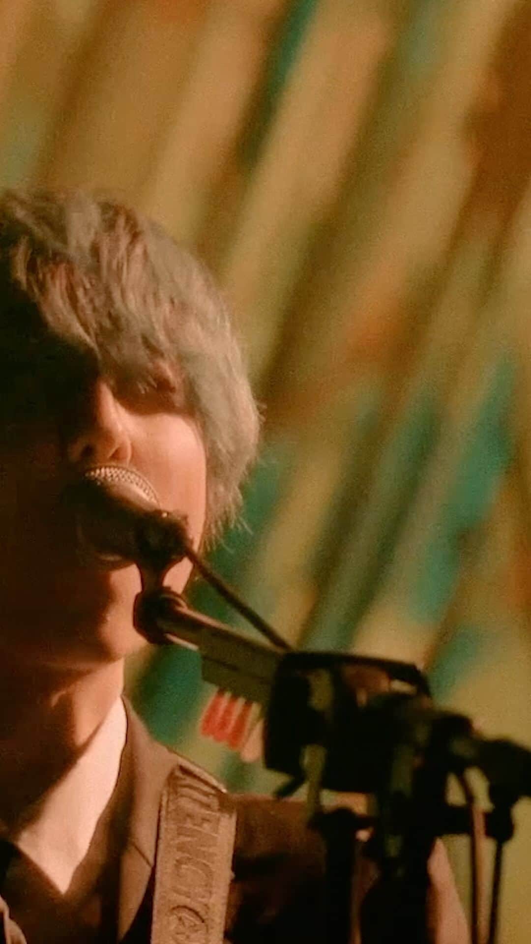 川谷絵音のインスタグラム：「indigo la End「邦画」の武道館ライブ映像公開しました。良い曲なんだよな。あとまだ髪が青いね。」