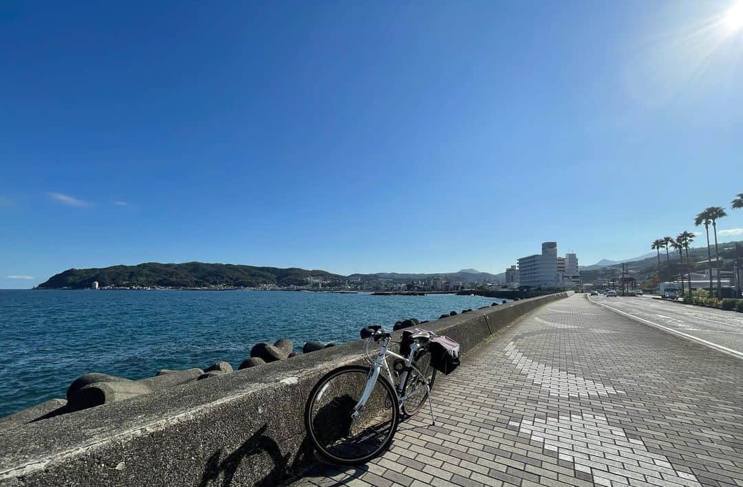 のインスタグラム：「青い空と青い海、豊かな緑に包まれた美しき街。  #伊東市 #伊東の暮らし #伊東のいいとこ #わたしといとうと #海 #海のある生活  #itocity #ito #izu #japanview #sea #sealife」