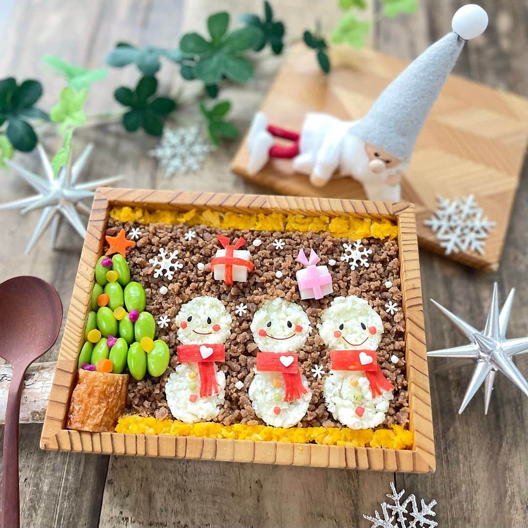 ムクリ［mukuri］さんのインスタグラム写真 - (ムクリ［mukuri］Instagram)「寒い季節だからこそ！お弁当の楽しみ〜冬やクリスマスを感じるお弁当  ほしたえさんの一日は 朝５時に起きて作るお子さんたちの お弁当づくりからはじまります。  11月はお弁当づくりを楽しめる シーズンのはじまりということで、 冬やクリスマスを感じるお弁当について お話していただきました。  定番のお弁当から 華やかなクリスマス弁当まで、 おいしそうでとてもかわいくて目を惹かれます。  彩り豊かなフルーツサンド弁当も クリームが緩みにくい 寒い季節にこそぴったりなのだとか。  いつか終わるお弁当作りだからこそ 楽しみながら作りたいし その時間を大切にしたいという思いに 共感しました。  ぜひご覧くださいね♩  –––––––––––––––––– ムクリ公式アカウントでは くらしの中にある"好き"や"コダワリ"を毎日お届け。  インテリア、整理収納から家づくりなど 日常で参考になる情報から サラッと読める短編コラムまで ご紹介していますのでフォローしてぜひご覧ください。 ▶︎ @mukuri_official ・  「 #ムクリ 」のタグもいつも楽しく拝見しています☺️  オリジナルブランドは @daily_mukuri  くらしの中にあったらいいいな、 そんな商品を企画・制作、集めています。 ––––––––––––––––––  #お弁当 #お弁当記録 #おべんとう #高校生弁当 #高校生男子弁当 #男子弁当 #息子弁当 #フーディーテーブル #キッチングラム #obento #oben365  #eatathomeandshare #マカロニメイト #おうちごはん  #クリスマス弁当 #雪だるま弁当 #lunch#くらしの編集#ムクリ」11月10日 12時05分 - mukuri_official