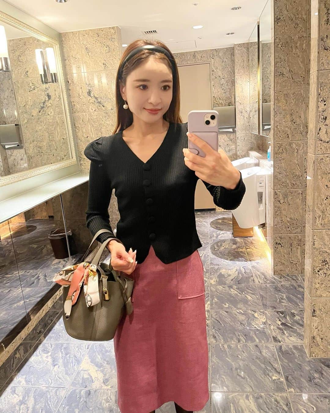 のインスタグラム：「コーディネート。 そういえば、髪は今週まだ１回も巻いてないです😅  カーディガンは、生地やデザインが気に入ってイロチ買いしました。 顔の肌は強いタイプですが、首から下はニットやアクセサリーで赤くなったり、痒くなる事があるタイプ。 なので、生地がしっとりしていて、着た瞬間にアッ！これ好きな生地だ！となるとイロチ買いしておきます笑  #カーディガン#skirt　 @dholic_official   ☑️カーディガン、スカート、バッグは楽天ルームに載せています。 ストーリーに楽天ルームのリンクを貼りました💕  #fashion#ootd#codinate#instafashion #コーディネート#アラフォー#アラサー#アラフィフ #大人コーデ #お仕事コーデ  #大人ファッション #大人可愛い #韓国ファッション#綺麗めコーデ#きれいめコーデ#カチューシャ#プチプラコーデ#50歳コーデ」