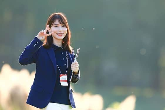 芦崎愛のインスタグラム：「.  PGAシニアツアー 表彰式に向かうところ🎤  仲良しの同級生カメラマンさんが 選手の皆さんのついでに(笑)撮ってくれていたのを PGAの広報さんが送って下さいました♪  #ゴルフ #golf #PGAシニアツアー #ありがとうございました  2枚目は私が撮ったうなぎ@成田 プロと並べてごめんなさい😜」