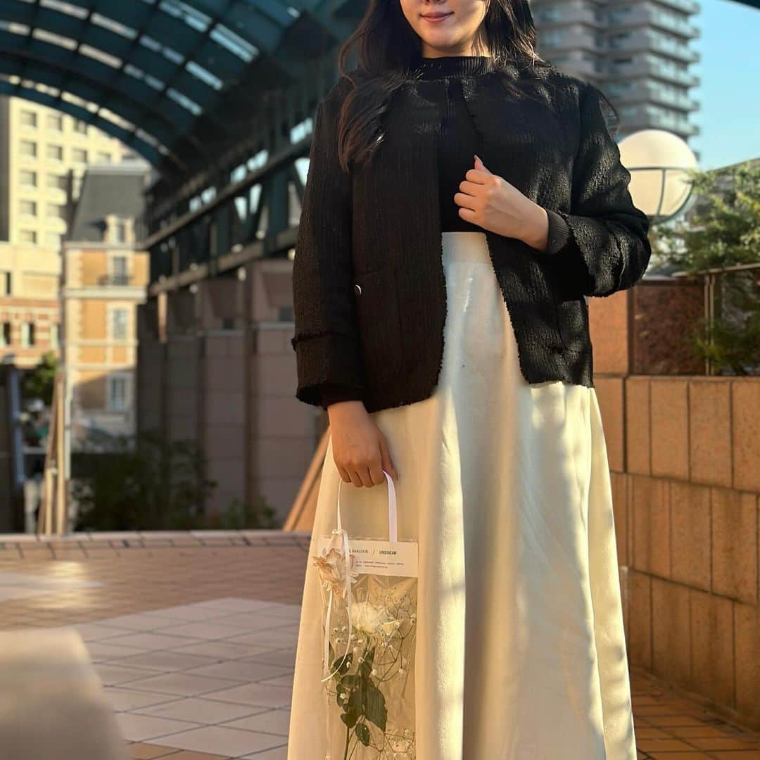 ルナさんのインスタグラム写真 - (ルナInstagram)「&est @andest_official  📎ツイードジャケット ⁡ 秋の新作ジャケットだよ🍂 今の時期にめちゃぴったりのアウター！ カジュアルにもフォーマルにも 使えるデザインで可愛い✌️ ⁡ しっかりした生地で金色のボタンも さりげないアクセントで素敵🙆‍♀️ 2色展開で私はブラックを選んだけど オフも可愛かったよ🎀 ⁡ ************************************************** 新作【ツイードジャケット】に使える1000円OFFクーポン！ 入力クーポンコード「10008」 ※ご注文時に上記クーポンコードをご入力ください ※有効期限：2023/11/30 ⁡ ●会員登録で500ポイントプレゼント● ＆est（アンドエスト）ONLINE STOREにて新規会員登録（無料）をしていただくと500ポイントプレゼントしております。 ⁡ ※クーポンとポイントは併用可能です ⁡ ************************************************** ⁡ ┈┈┈┈┈┈┈┈┈♡  #アンドエスト #andest #アンドエストコーデ #大人カジュアル #ジャケット #ブラック #ファッション #フォーマル #ツイード」11月10日 12時08分 - runakumaa
