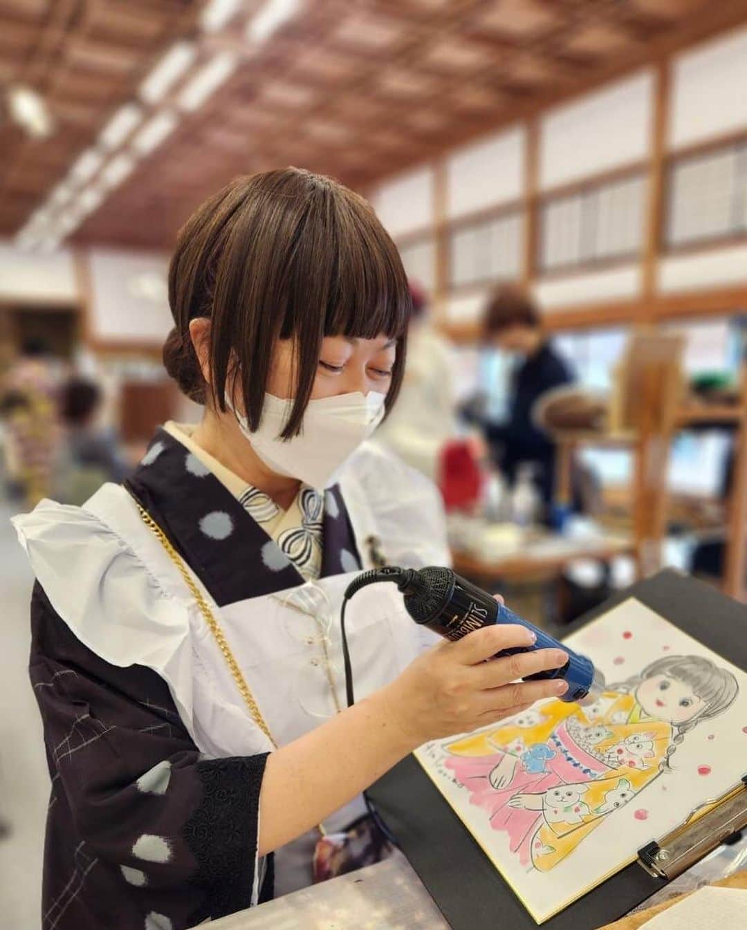 雨月衣さんのインスタグラム写真 - (雨月衣Instagram)「[和のコトAsobi ×ぐんまかわいいプロジェクト2023] こんな感じで絵を描いていました。歴史ある臨江閣で今年もまた和のイベントに参加できて嬉しい限りです。特に今年からまたコロナ前と同じ大広間での開催となり、大勢の方がいらして盛り上がって良かった！素敵なお着物のお客様にも沢山お会いできて楽しかったです☺️また来年もどうぞよろしく👘 #和のコトAsobi #和のコトAsobi2023 #雨月衣イベント #雨月衣仕事 #前橋 #臨江閣」11月10日 12時11分 - ugetsukoromo