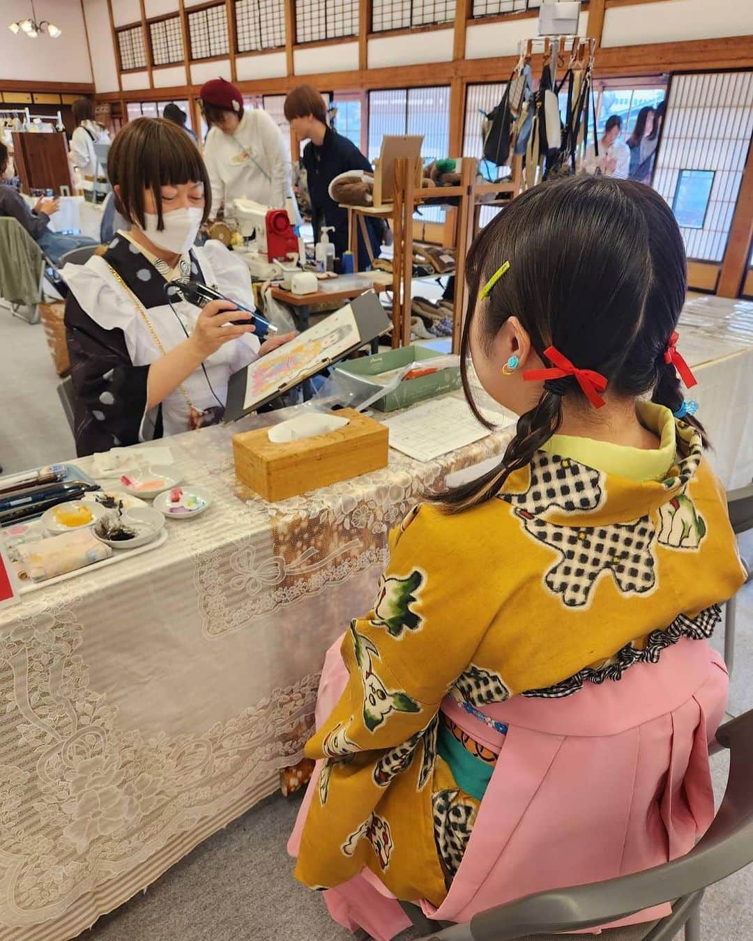 雨月衣さんのインスタグラム写真 - (雨月衣Instagram)「[和のコトAsobi ×ぐんまかわいいプロジェクト2023] こんな感じで絵を描いていました。歴史ある臨江閣で今年もまた和のイベントに参加できて嬉しい限りです。特に今年からまたコロナ前と同じ大広間での開催となり、大勢の方がいらして盛り上がって良かった！素敵なお着物のお客様にも沢山お会いできて楽しかったです☺️また来年もどうぞよろしく👘 #和のコトAsobi #和のコトAsobi2023 #雨月衣イベント #雨月衣仕事 #前橋 #臨江閣」11月10日 12時11分 - ugetsukoromo