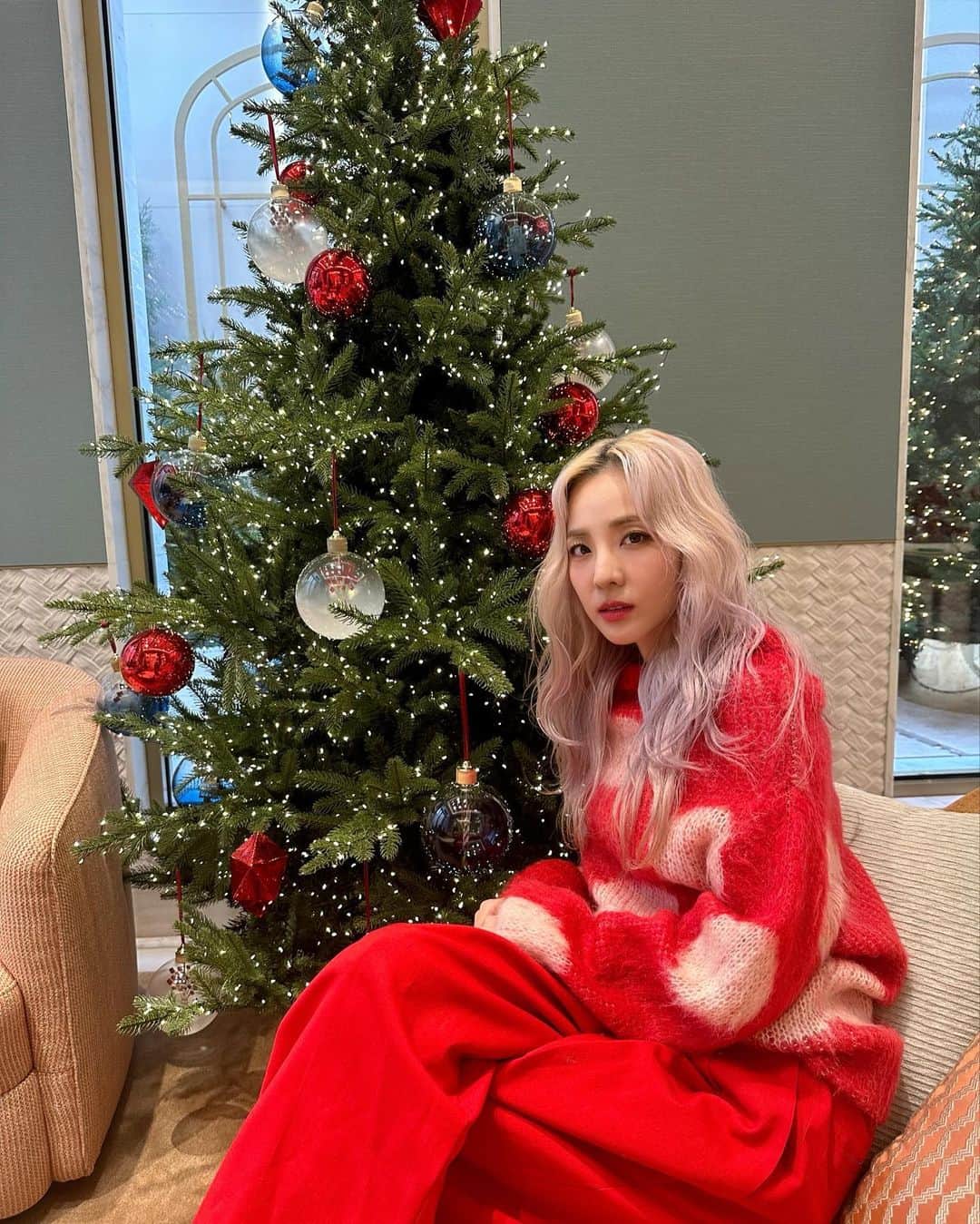 のインスタグラム：「이제 곧 크리스마스다 🎅🏻🎄」