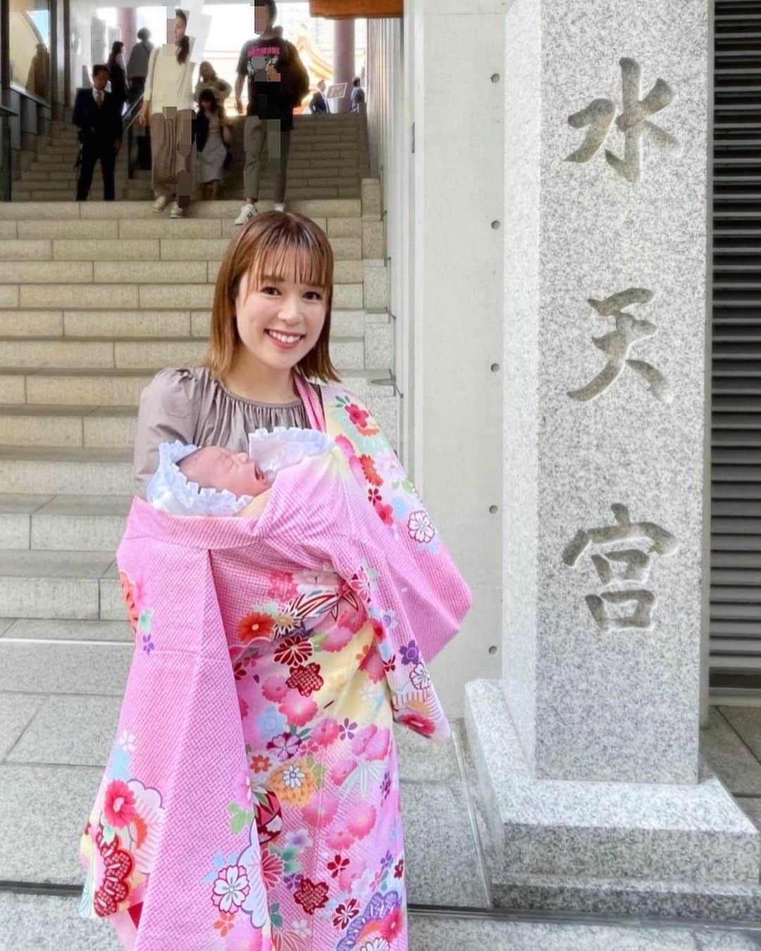 福本沙織のインスタグラム：「先日お宮参りに行ってきました👶⛩️ 安産祈願でも行った水天宮へ😌 祈祷中は熟睡してくれてましたが 写真撮る時は見ての通りギャン泣き🤣🤣 ミルク飲んで熟睡したときに落ち着いて撮れた2枚目🤣 絶賛寝不足だけど毎日が新鮮☺️  #お宮参り #お宮参り写真 #お宮参りフォト #お宮参り撮影 #お宮参りレンタル #水天宮 #生後1ヶ月 #産着 #女の子のママ #赤ちゃんとお出かけ #神社参拝」