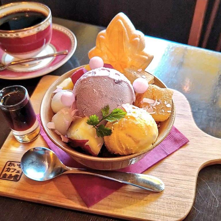 おいもカフェ金糸雀さんのインスタグラム写真 - (おいもカフェ金糸雀Instagram)「. 秋らしいおいものスイーツ『おいも鎌倉パフェ』(税込870円)。 爽やかな甘さの紫芋アイスや一口やきいも、芋ようかん、安納いもアイスなど、おいもづくしのおいも好きには堪らない和パフェです。 . #おいもカフェ金糸雀 #おいもカフェ #鎌倉 #小町通り #湘南 #神奈川 #カフェ #喫茶店 #鎌倉カフェ #湘南カフェ #神奈川カフェ #鎌倉スイーツ #鎌倉グルメ #鎌倉観光 #鎌倉旅行 #鎌倉散歩 #鎌倉デート #おいも鎌倉パフェ #おいもパフェ #和パフェ #パフェ #さつまいも #おいも #スイーツ #さつまいもスイーツ #おいもスイーツ #紫芋アイス #紫芋 #kamakura #가마쿠라 . 《おいもカフェ金糸雀》 営業時間：10:00-18:00(L.O.17:30) 定休日：水曜日 248-0006 神奈川県鎌倉市小町2-10-10 小町TIビル1F TEL：0467-22-4908」11月10日 12時14分 - oimocafekanaria