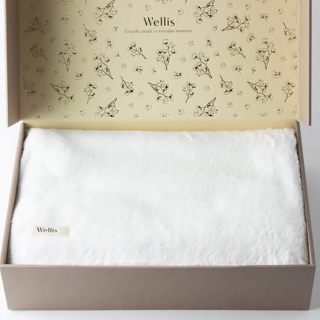 WWDジャパンさんのインスタグラム写真 - (WWDジャパンInstagram)「【4名様にプレゼント】「ウェリス」のプレミアムオーガニック・タオルケット　“優しく美しい肌ざわり”がコンセプト  ライフスタイルブランド「ウェリス（WELLIS）」はこれからの寒い季節に活躍する、タオルケットを発売中だ。ナチュラルホワイトとグレー、ネイビー、ボルドーの4色をラインアップ。価格は5万6650円。サイズは一般的なシングルサイズよりも大きい145cm×200cm。  同タオルケットは、商品の製造までの過程をたどる“トレーサビリティー”が可能で、農薬や肥料など合成化学物質を使用しないスーピマオーガニックコットン製。“優しく美しい肌ざわり”を目指し、一般的なタオルケットの1.5倍の厚さに仕上げている。また数少ないイタリアのレピア織機で特殊な織り方を用い、パイルが長くボリュームがありほつれにくい仕様になっている。通気性があり、家庭用の洗濯機でも洗うことができる。  ■キャンペーン詳細 ＜対象プレゼント＞ プレミアムオーガニック・タオルケット カラー：ナチュラルホワイト、グレー、ネイビー、ボルドー  ＜募集期間＞ 11/6(月)〜11/27(月)10時まで  応募詳細 は@wwd_jp プロフィールのリンクから  #ウェリス#WELLIS#ライフスタイル#タオル#タオルケット#lifestyle#towel#プレゼント#プレゼント企画#キャンペーン#プレゼントキャンペーン#懸賞」11月10日 12時15分 - wwd_jp