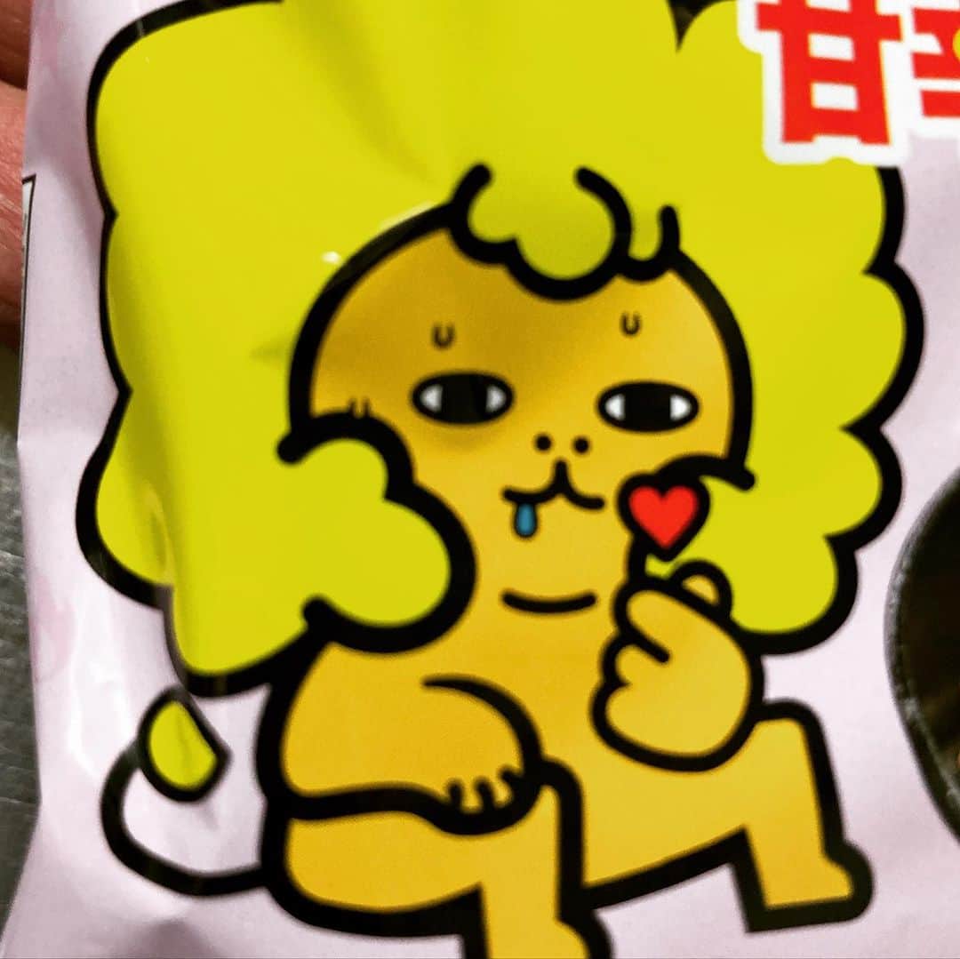 本間大嗣のインスタグラム：「どんなものかわからず、なんかおかしい絵に惹かれて買って食べてみた😆 甘いけど辛〜い‼️ 麺はモチモチ食感😋辛ラーメンの汁なしって感じかな？美味しゅうございました♪」