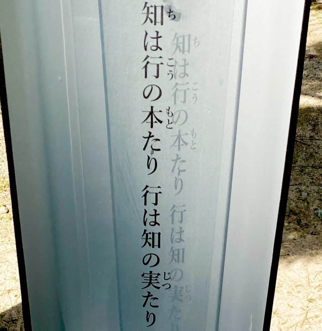 砂月のインスタグラム：「【思考力 × 行動力】  目標達成のためには 「思考力×行動力」は必須だ。  それらを毎日磨いておく必要がある。  人は日々の中、 徐々に目の前の時間にのみこまれていく。 思考することに対してエコモードになっていく。  最終的には、諦めモードになり、 なんとなくで今の現状を受け入ていく。  最初は崇高な理想や 目標を掲げ、そこに辿り着くことを夢見ていたのに  日常に追われるにつれ 掲げた夢や目標をあきらめていく。  だから目標達成するためにも 「思考力×行動力」が必須なのだ。  「思考力」がないと 情報や知識への重要度が下がる。  さらには例え良質な情報や知識を目の前にしても 目標達成のため、それらを使いこなすことができない。  「行動力」がなければ その情報と知識を 思考することで組み立てた仮説を 実際に試すことができない。  目標や夢は机上の空論のまま 泡となり、儚く散っていく。  だから目標達成のためには なんとしても「思考力×行動力」が必須なのだ  それらを日々意識して 磨いておかなければならない。  「行動力」を使って 良質な情報と知識を入手しにいく。  「思考力」を使って その抽象性を自分の状況に当てはめ 具体化して仮説を立てる。  「行動力」を使って その仮説を行動に移し 結果という果実をもぎ取っていく。  夢を夢のままで終わらせないために 掲げた目標を達成させるためにも  「思考力x行動力」を磨き PDDDDDDDDDDDCAを回し続ける。  大丈夫。 絶対にまだ間に合う。  今日という1日をどう思考し、行動するか。 積み重ねでその全ては変わっていくのだから。」