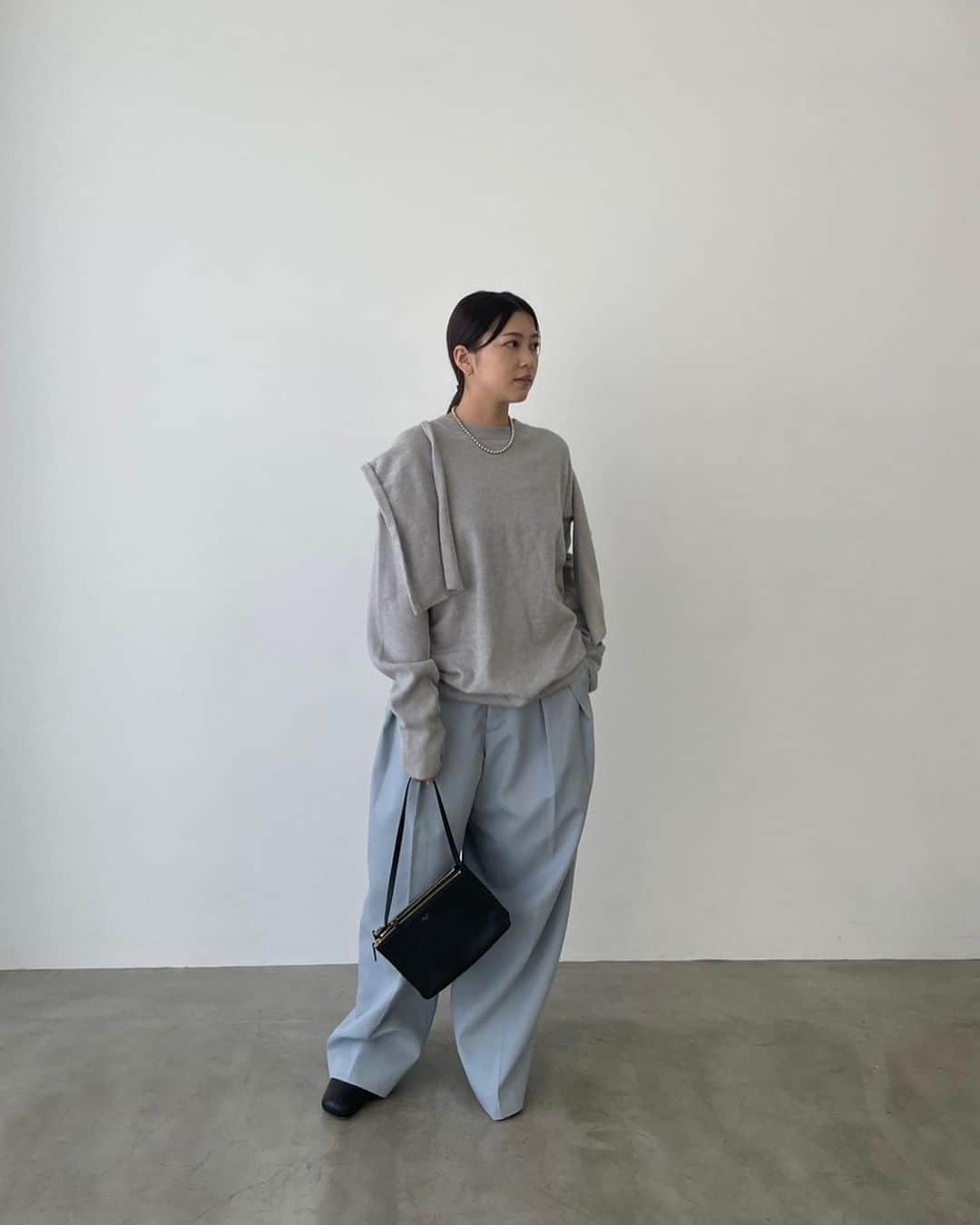 ETRÉ TOKYO ストアさんのインスタグラム写真 - (ETRÉ TOKYO ストアInstagram)「@etretokyo  【Recommend items】  ㅤㅤㅤ ㅤㅤㅤ #ETREフードストールニットプルオーバー GREY / YELLOW / BLACK F size ¥26,400(tax in) ㅤㅤㅤ ㅤㅤ 本社スタッフ @sakiko_113 154cm YELLOW着用  @_emiko123__ 153cm GREY着用  ㅤㅤㅤ  ㅤㅤㅤ┈┈┈┈┈┈┈┈┈┈┈┈┈┈┈┈┈┈┈ ㅤㅤㅤ ㅤㅤ  【INFORMATION】 ⁡ㅤㅤㅤ ⁡ ※ ルミネカード会員様限定で店舗通販のご利用が可能です。  ⁡ ※お電話がつながりにくい可能性がございます。 ⁡ ※また混雑時には入場制限及び 試着点数の制限を設けさせて頂きます。 予めご了承ください。 ⁡ ⁡ ご理解、ご協力を賜りますよう 心よりお願い申し上げます。   ㅤㅤㅤ 【LUMINE SHINJUKU STORE】 ETRÉ TOKYO ルミネ新宿2店 TEL：03-5989-0979  ー営業時間ー (平日、土日祝)11:00-21:00 ⁡  #etretokyo#etre#fashion#etretokyoshinjuku #etre#2023etre#etretokyo_staff_ootd#2023aw #大人ファッションコーデ #シンプルスタイル  #オトナカジュアルコーデ #カラーニット #カラーコーデ #タックパンツ」11月10日 14時00分 - etretokyo_store