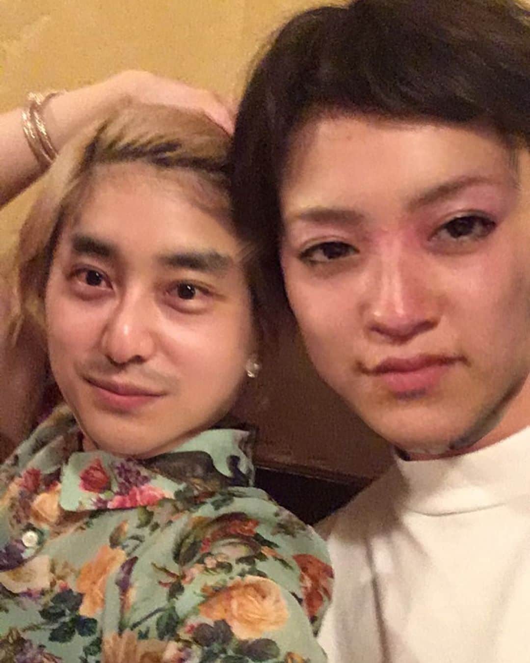 IMALUさんのインスタグラム写真 - (IMALUInstagram)「ミネヒロ結婚おめでとう🍺  あなたとの写真と動画ひっどいのしかなくて、とりあえず手元にあったまともな写真😫  木ノ本嶺浩と長田成哉は私の唯一の芸能界の友達で笑 お互いがむしゃらに仕事をやっていた20代の息抜き時間に、カラオケでストレス発散してたメンバーでした。  ミネヒロは全然連絡よこさないけど、なぜかたまに会えちゃう不思議な人。  相変わらずラインの文章固いけど、カラオケで覚醒する人。  これからも友人として、俳優として、応援しているよ！  その前に早く、お祝いするわよ〜！」11月10日 23時14分 - imalu_0919